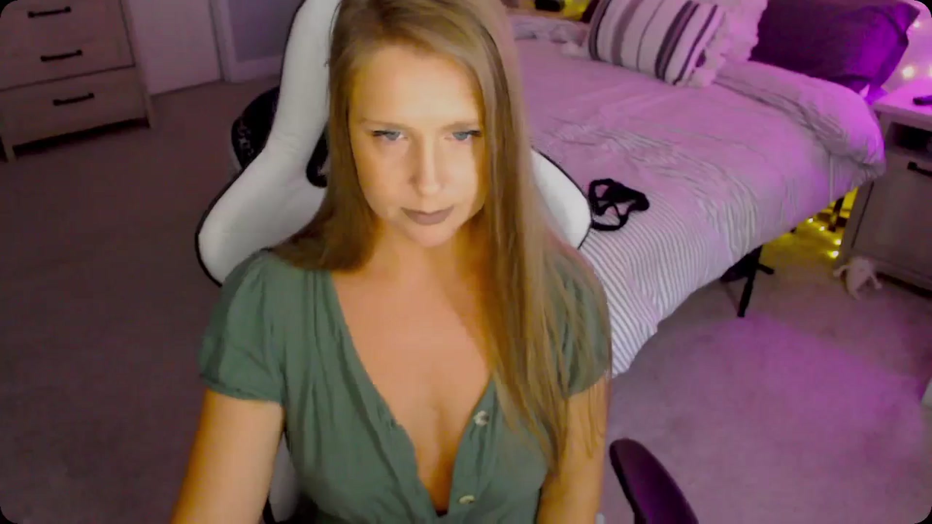 Gallery image thumbnail from Soybean92's myfreecams stream on, 11/27/2023, 18:26 image 3 of 20