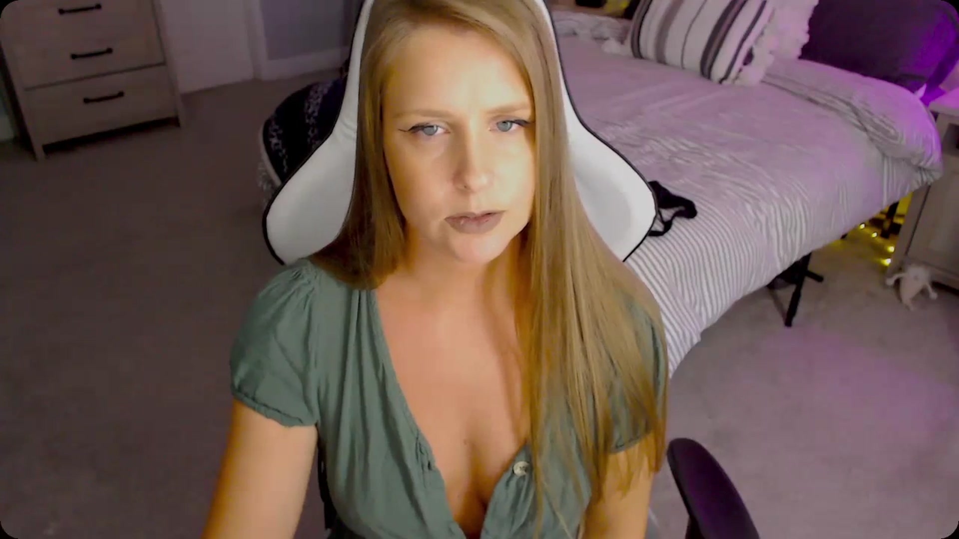 Gallery image thumbnail from Soybean92's myfreecams stream on, 11/27/2023, 20:04 image 20 of 20