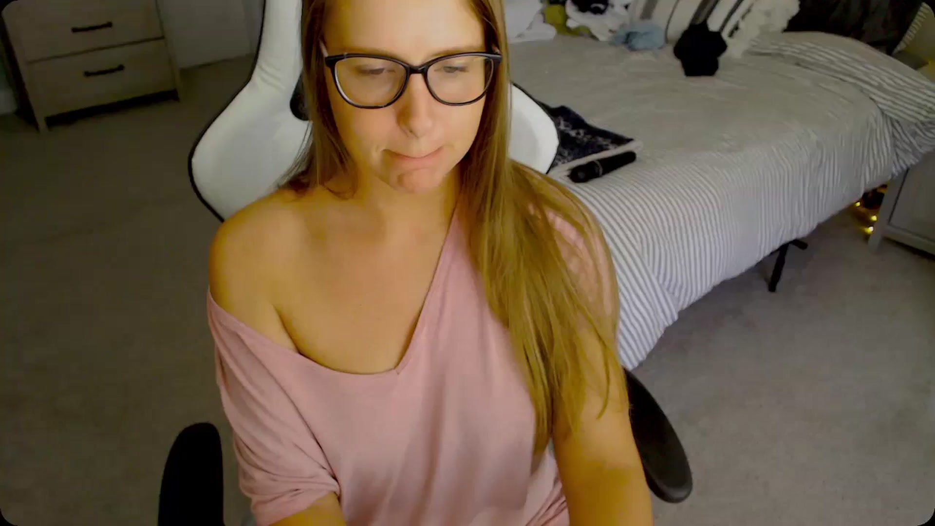 Gallery image thumbnail from Soybean92's myfreecams stream on, 11/28/2023, 16:15 image 15 of 20