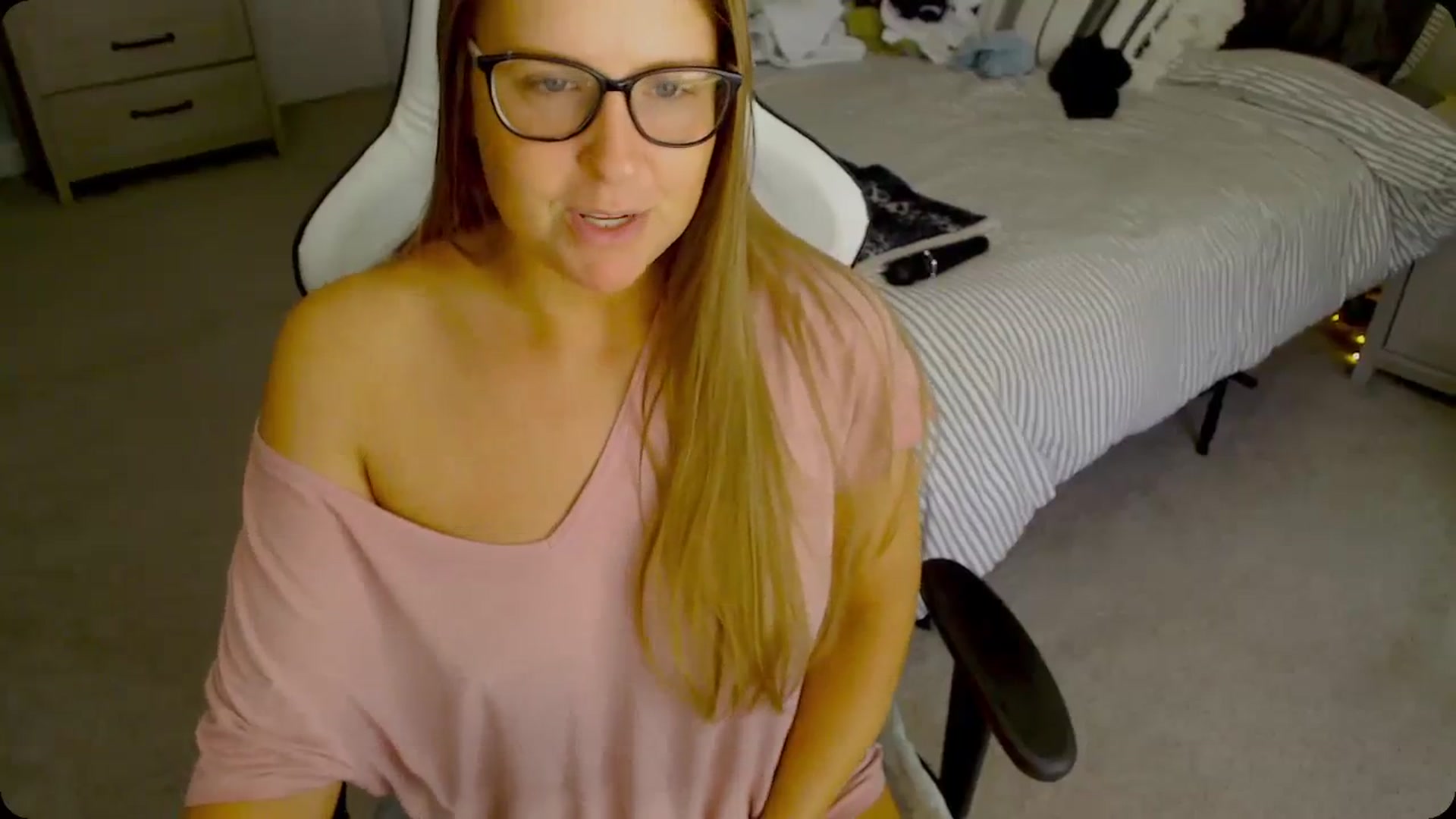 Gallery image thumbnail from Soybean92's myfreecams stream on, 11/28/2023, 16:15 image 13 of 20