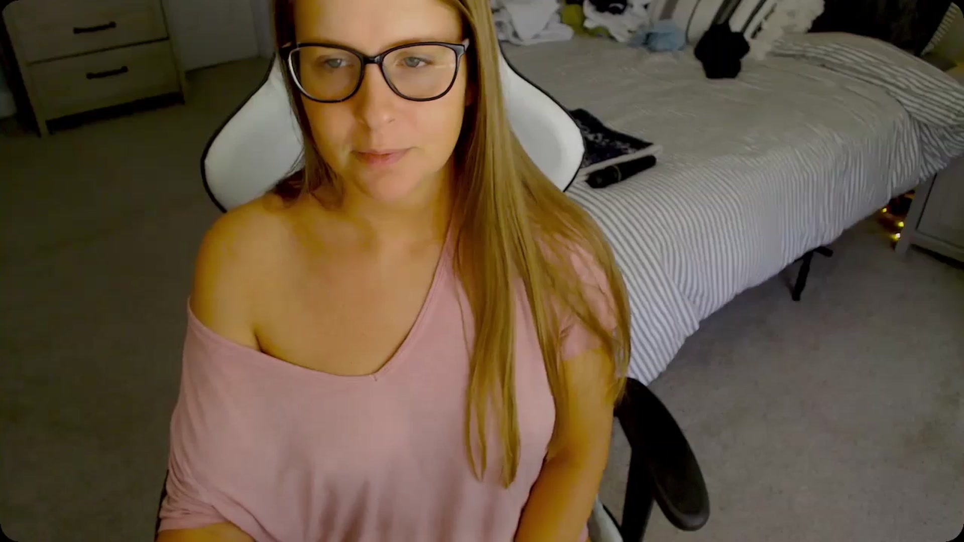 Gallery image thumbnail from Soybean92's myfreecams stream on, 11/28/2023, 16:15 image 16 of 20