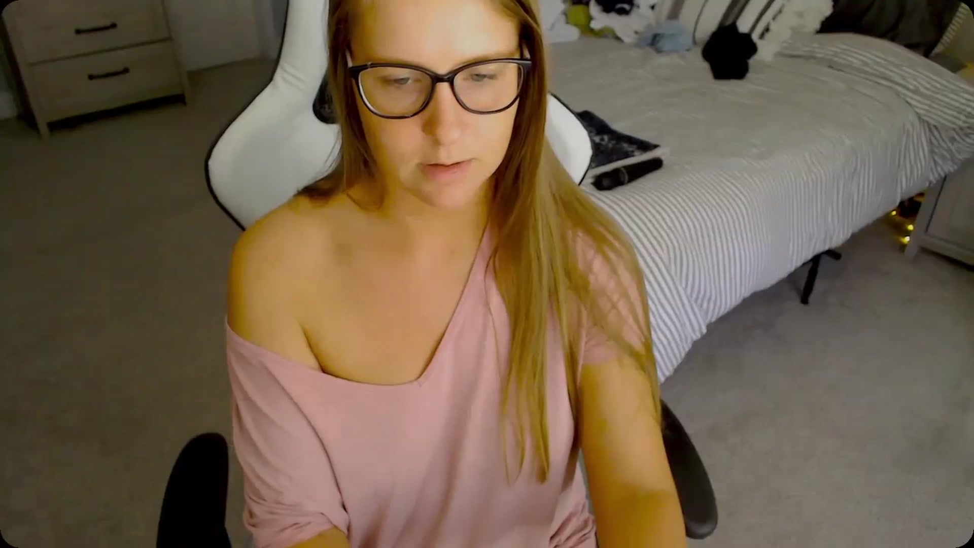 Gallery image thumbnail from Soybean92's myfreecams stream on, 11/28/2023, 16:15 image 17 of 20