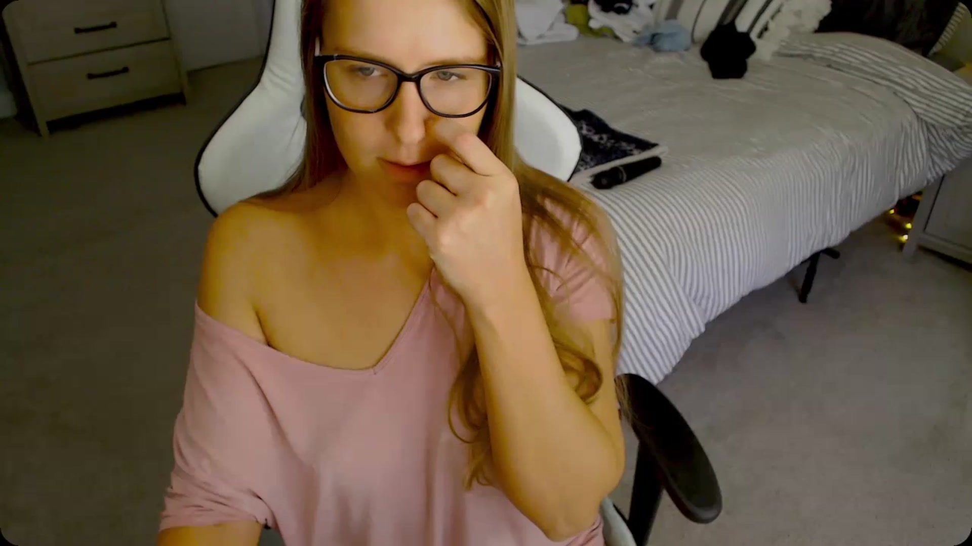 Gallery image thumbnail from Soybean92's myfreecams stream on, 11/28/2023, 16:15 image 20 of 20