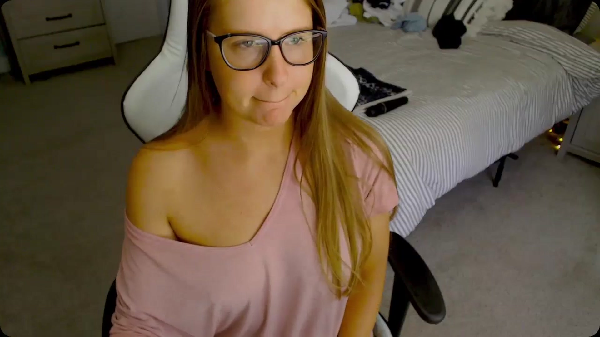 Gallery image thumbnail from Soybean92's myfreecams stream on, 11/28/2023, 16:15 image 19 of 20