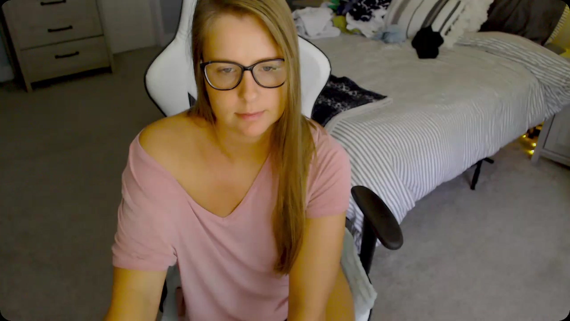 Gallery image thumbnail from Soybean92's myfreecams stream on, 11/28/2023, 17:33 image 17 of 20