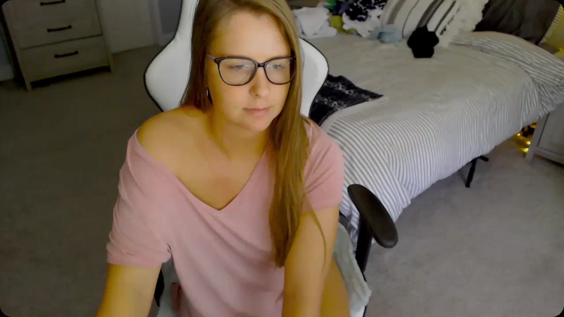 Gallery image thumbnail from Soybean92's myfreecams stream on, 11/28/2023, 17:33 image 16 of 20