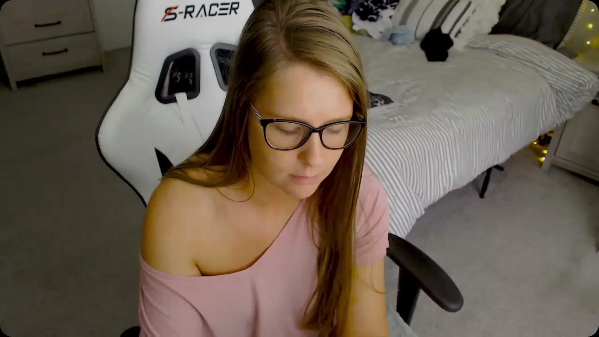 Gallery image thumbnail from Soybean92's myfreecams stream on, 11/28/2023, 18:49 image 12 of 20