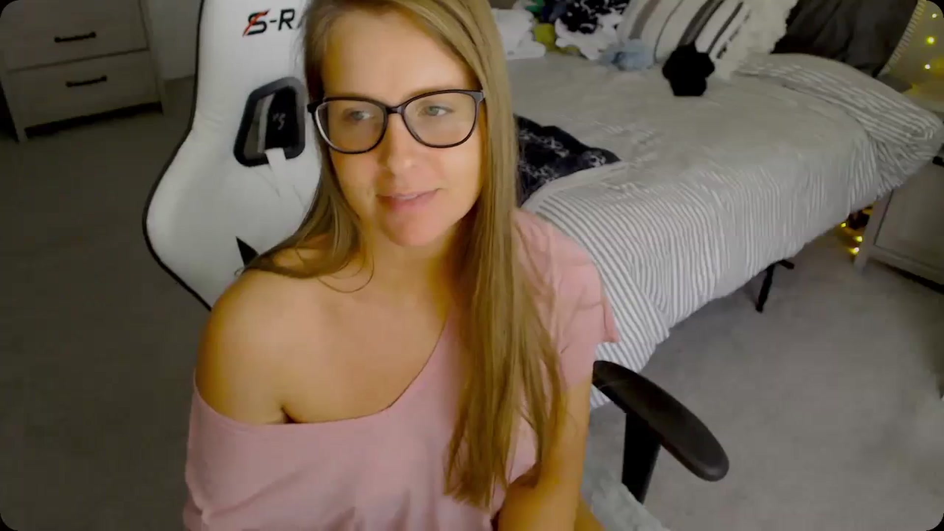 Gallery image thumbnail from Soybean92's myfreecams stream on, 11/28/2023, 18:49 image 11 of 20