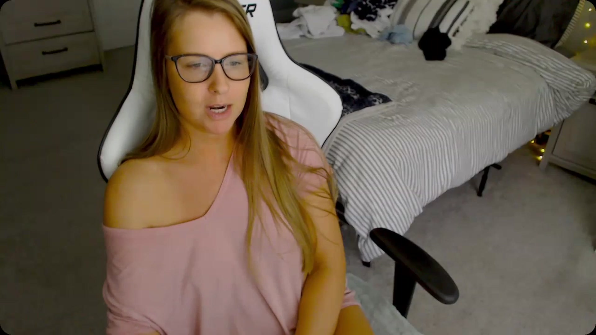 Gallery image thumbnail from Soybean92's myfreecams stream on, 11/28/2023, 18:49 image 14 of 20