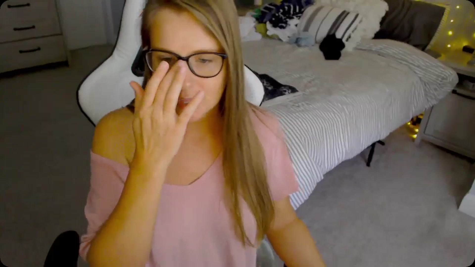 Gallery image thumbnail from Soybean92's myfreecams stream on, 11/28/2023, 18:49 image 4 of 20