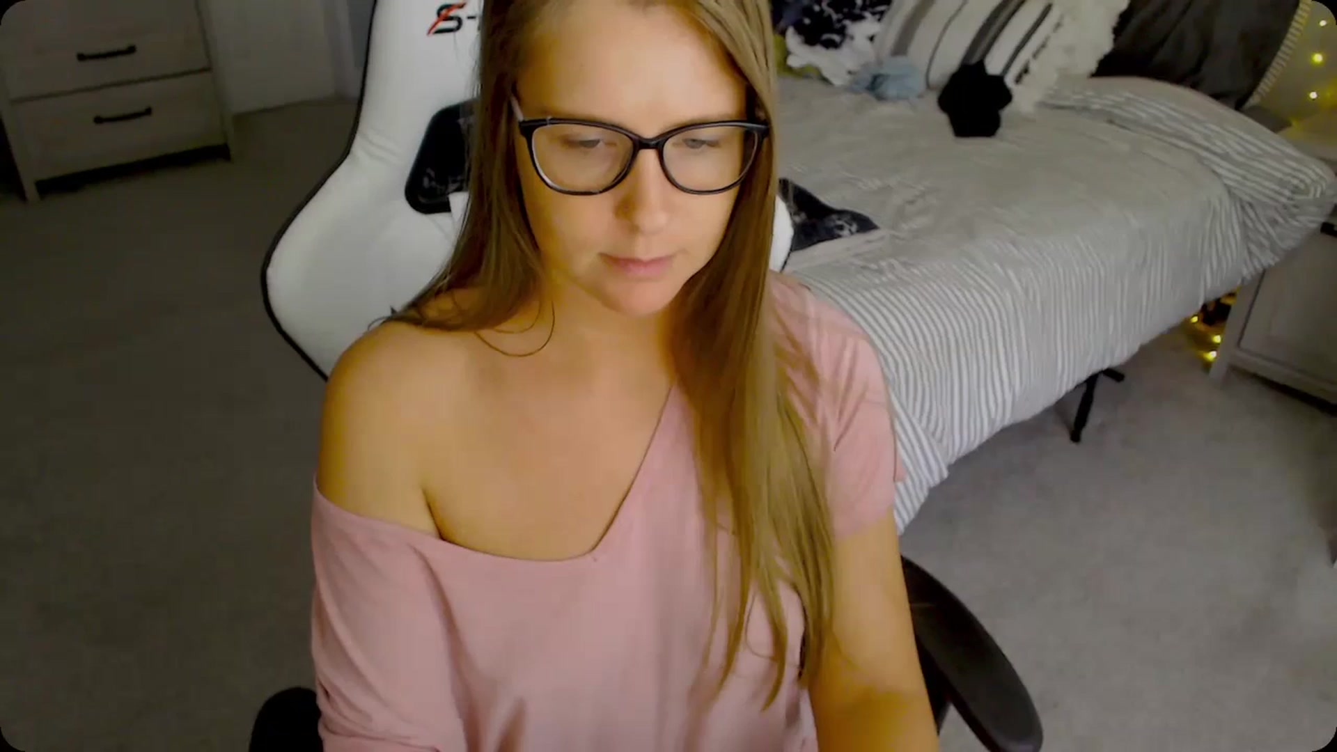 Gallery image thumbnail from Soybean92's myfreecams stream on, 11/28/2023, 18:49 image 10 of 20