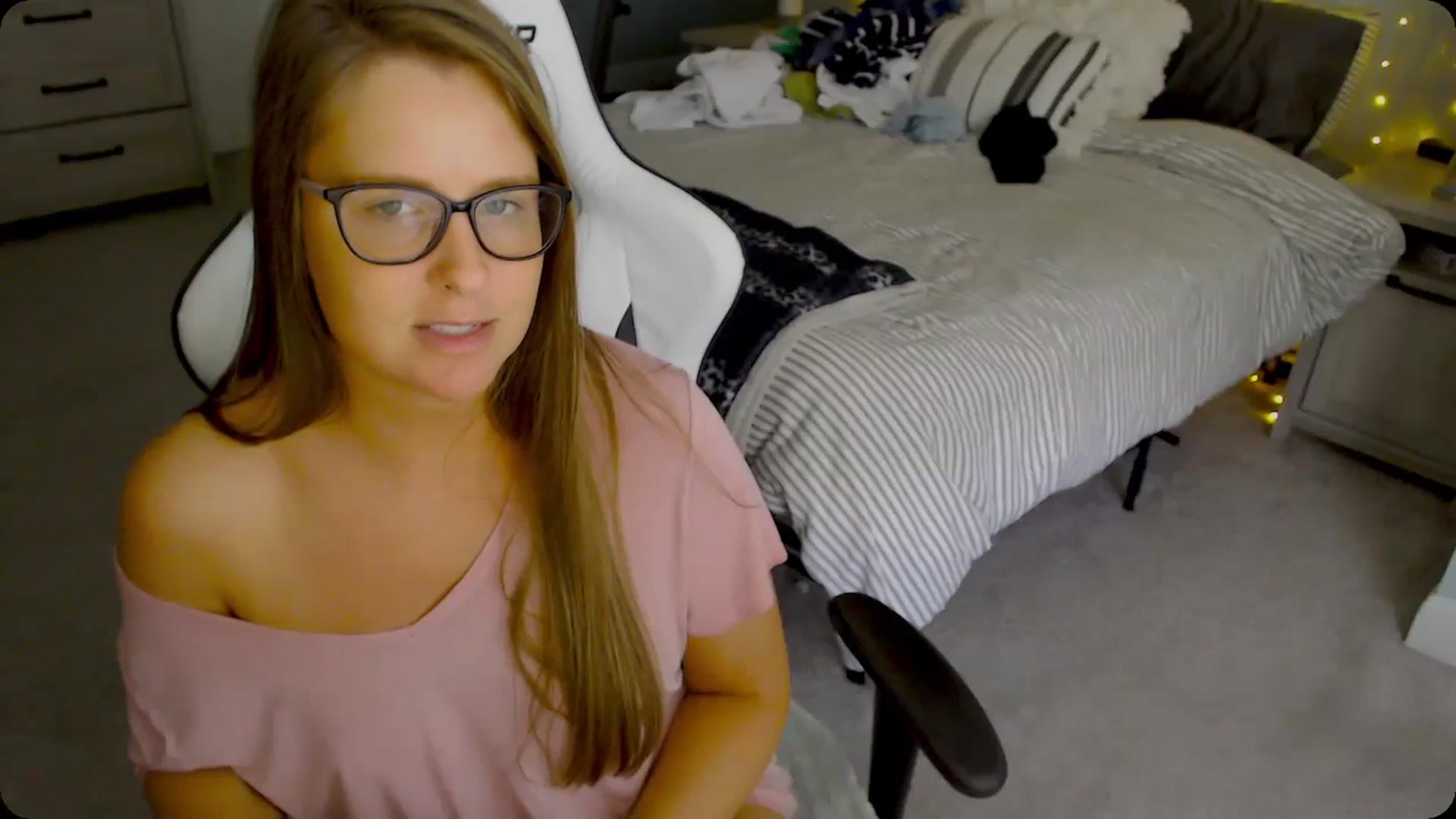 Gallery image thumbnail from Soybean92's myfreecams stream on, 11/28/2023, 18:49 image 6 of 20
