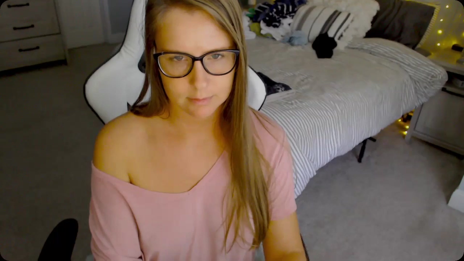 Gallery image thumbnail from Soybean92's myfreecams stream on, 11/28/2023, 18:49 image 3 of 20