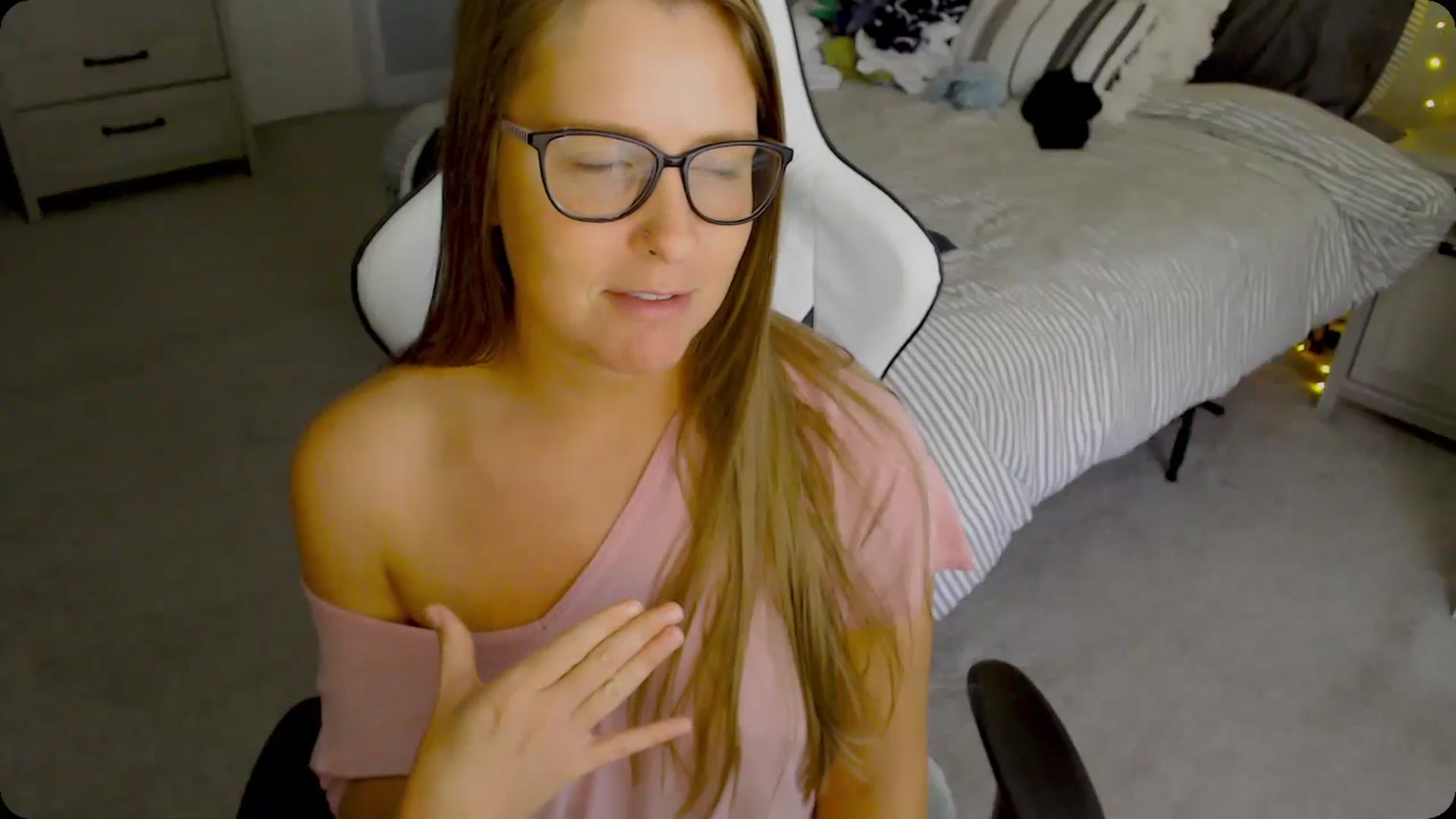 Gallery image thumbnail from Soybean92's myfreecams stream on, 11/28/2023, 18:49 image 7 of 20