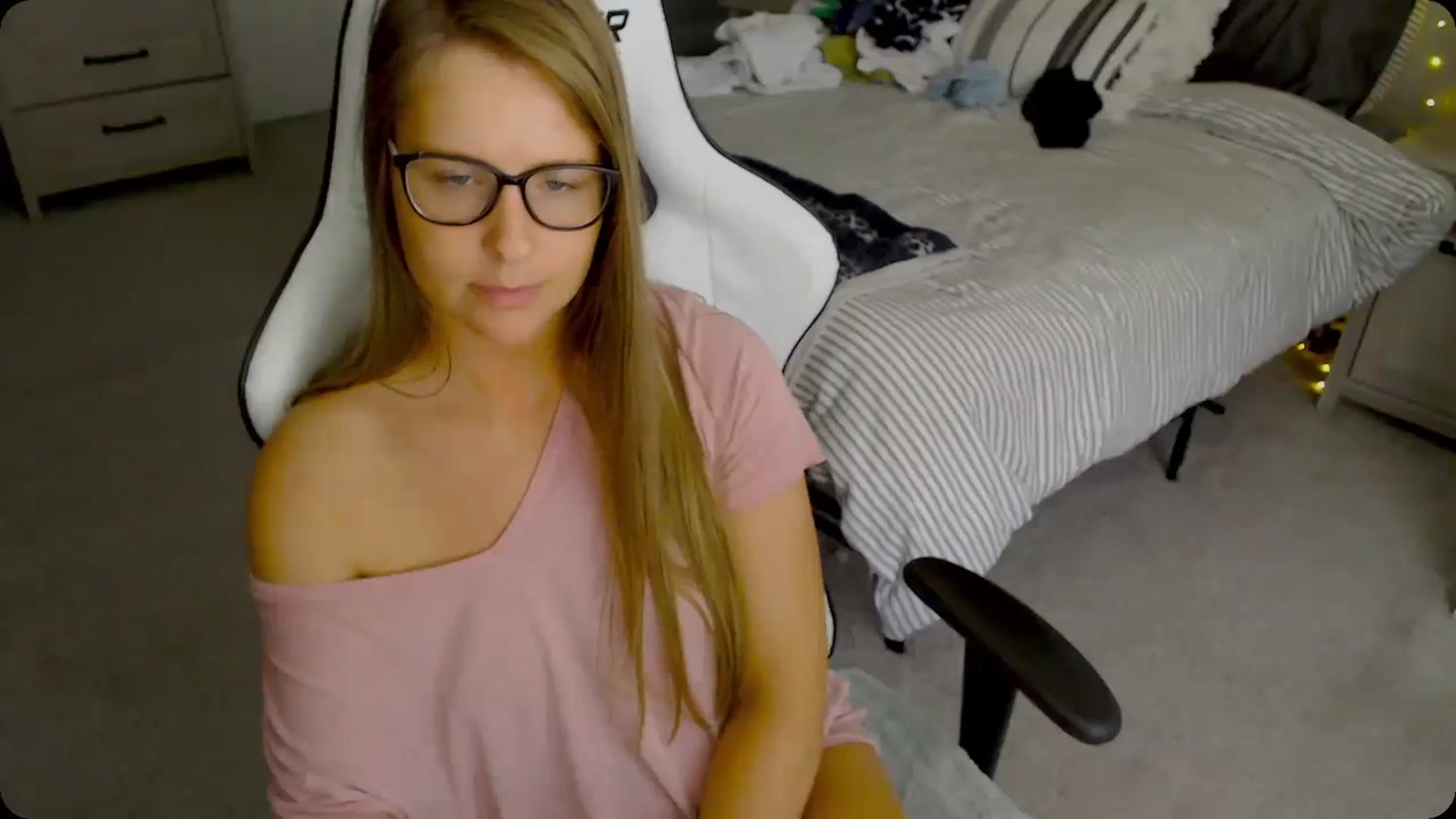 Gallery image thumbnail from Soybean92's myfreecams stream on, 11/28/2023, 18:49 image 13 of 20