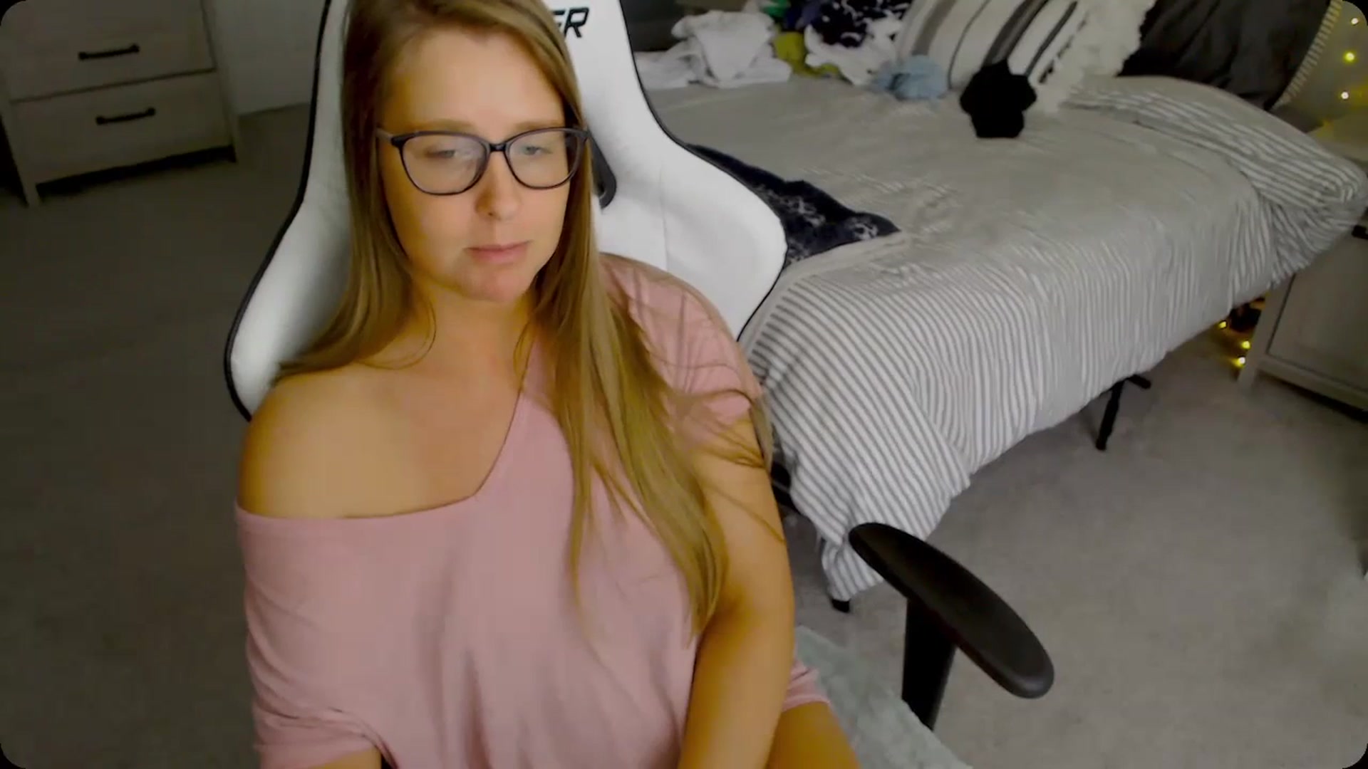 Gallery image thumbnail from Soybean92's myfreecams stream on, 11/28/2023, 18:49 image 15 of 20