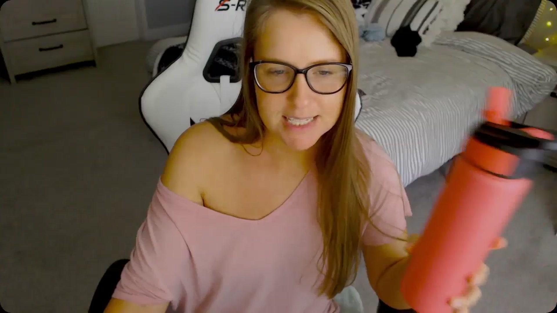 Gallery image thumbnail from Soybean92's myfreecams stream on, 11/28/2023, 18:49 image 9 of 20