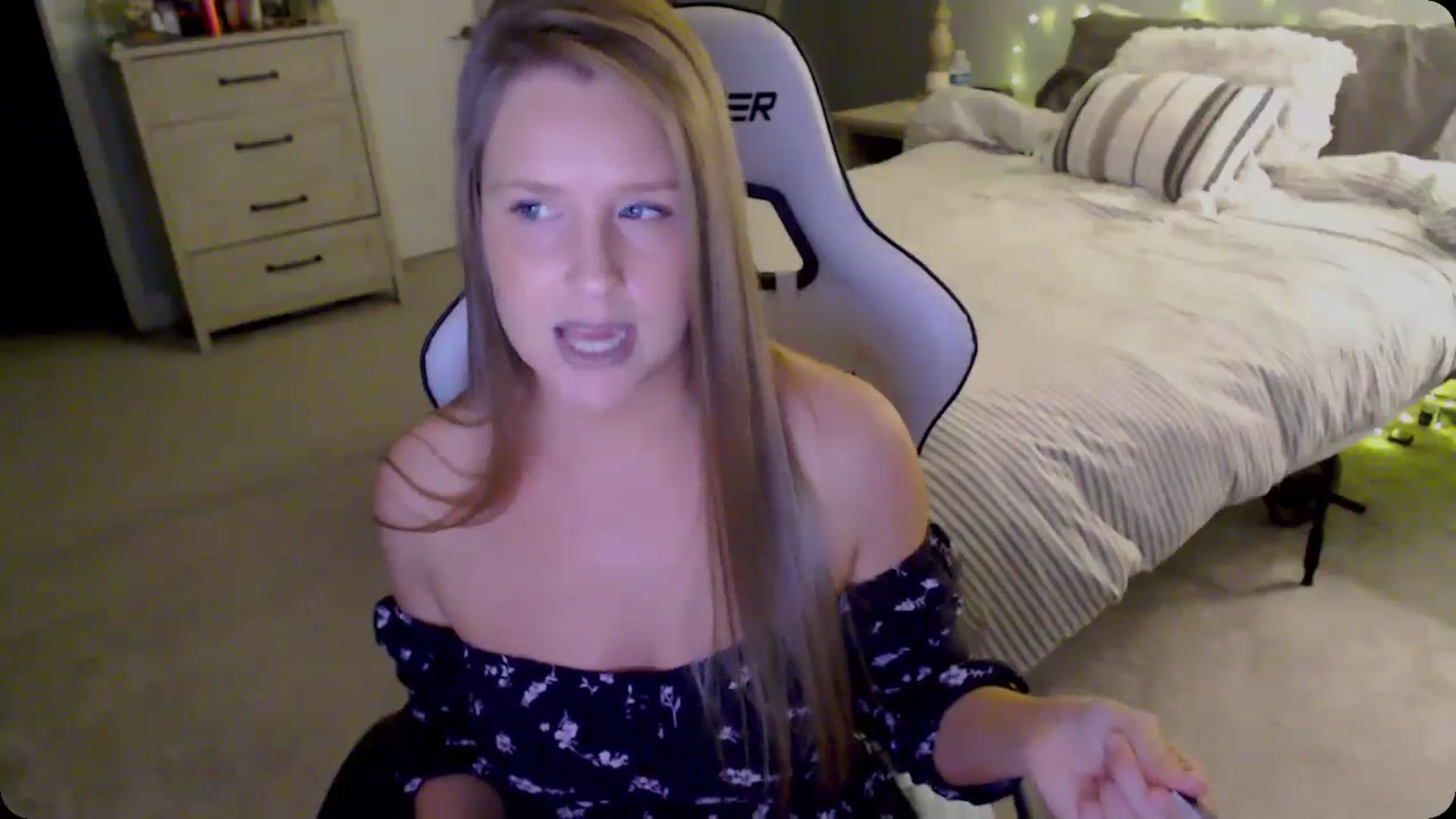 Gallery image thumbnail from Soybean92's myfreecams stream on, 11/29/2023, 18:42 image 7 of 20