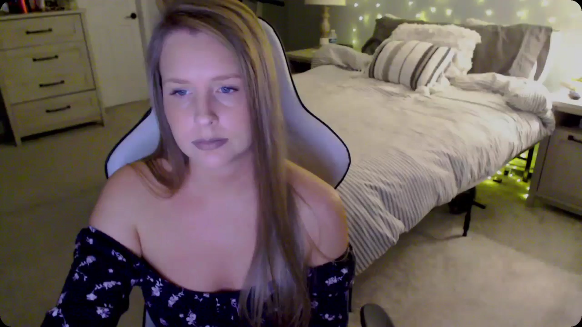 Gallery image thumbnail from Soybean92's myfreecams stream on, 11/29/2023, 18:42 image 1 of 20
