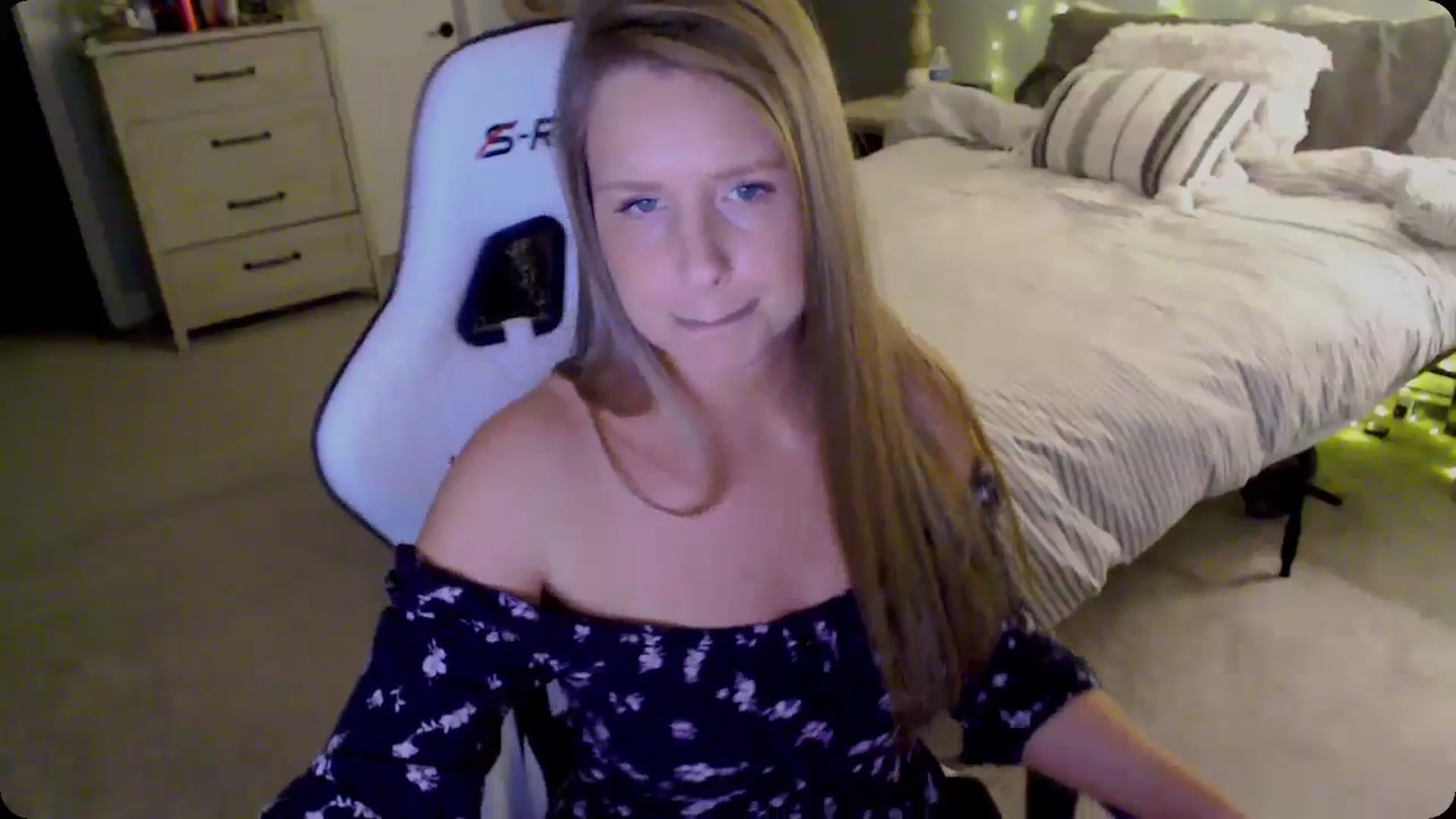 Gallery image thumbnail from Soybean92's myfreecams stream on, 11/29/2023, 18:42 image 14 of 20