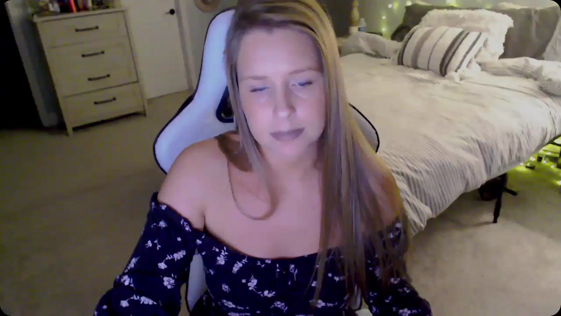 Gallery image thumbnail from Soybean92's myfreecams stream on, 11/29/2023, 18:42 image 15 of 20