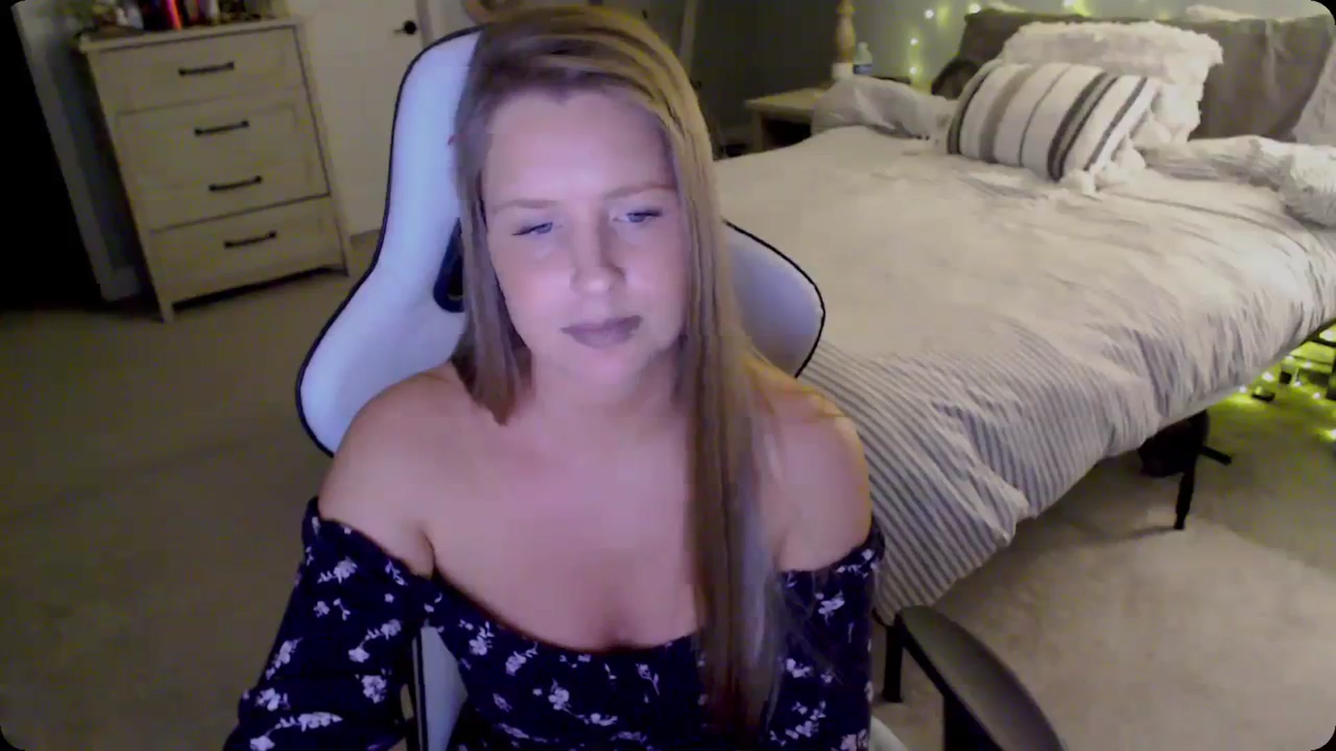 Gallery image thumbnail from Soybean92's myfreecams stream on, 11/29/2023, 18:42 image 17 of 20