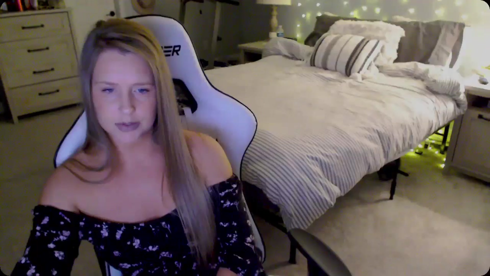 Gallery image thumbnail from Soybean92's myfreecams stream on, 11/29/2023, 18:42 image 3 of 20