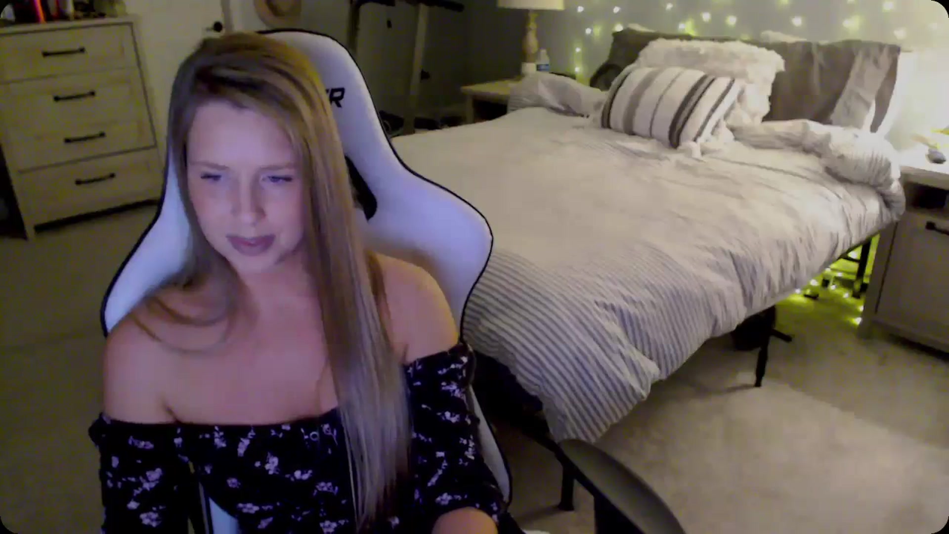 Gallery image thumbnail from Soybean92's myfreecams stream on, 11/29/2023, 18:42 image 4 of 20