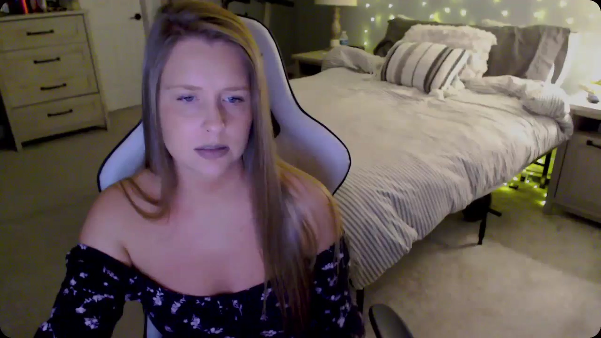 Gallery image thumbnail from Soybean92's myfreecams stream on, 11/29/2023, 18:42 image 2 of 20