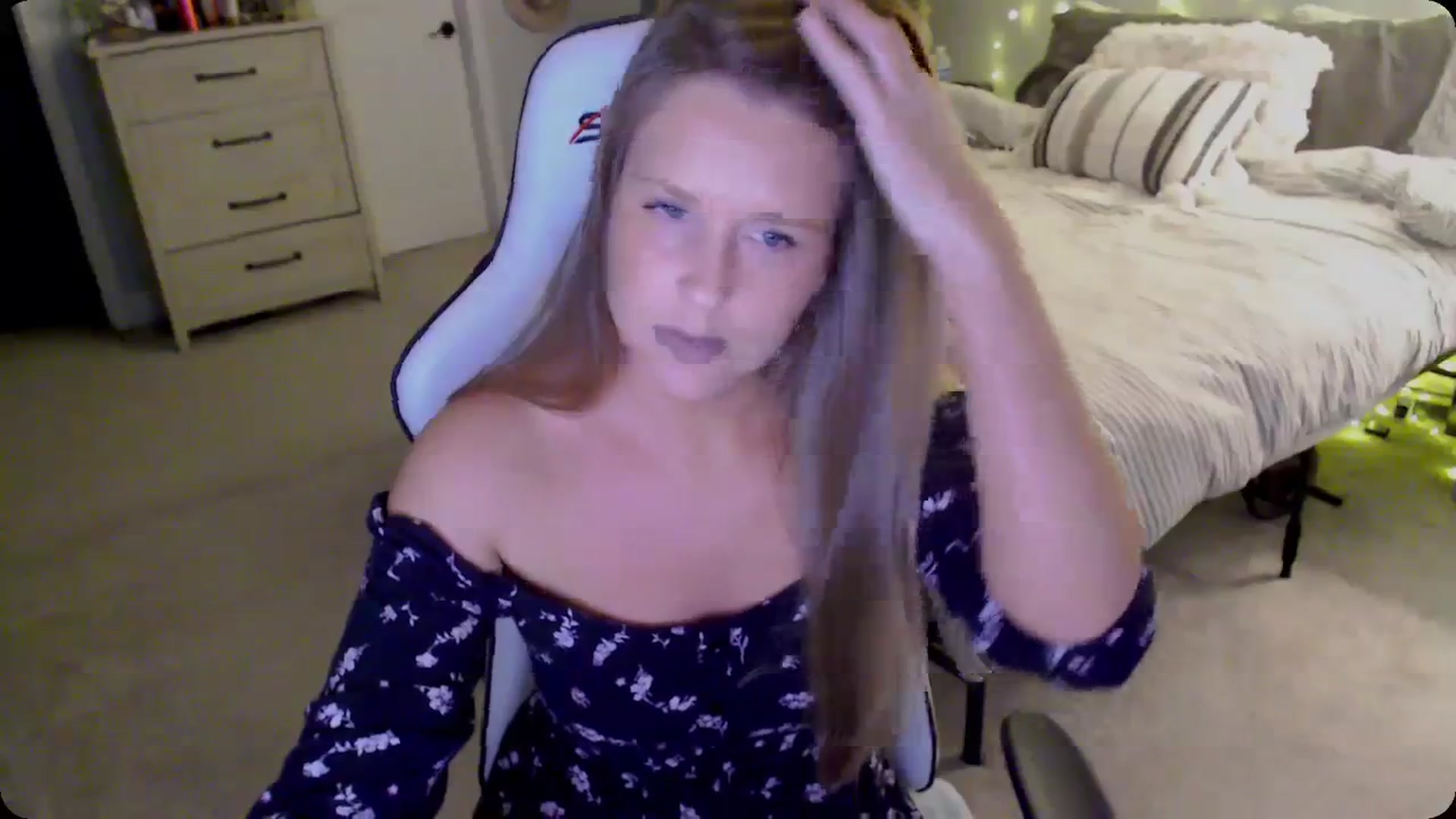 Gallery image thumbnail from Soybean92's myfreecams stream on, 11/29/2023, 18:42 image 20 of 20