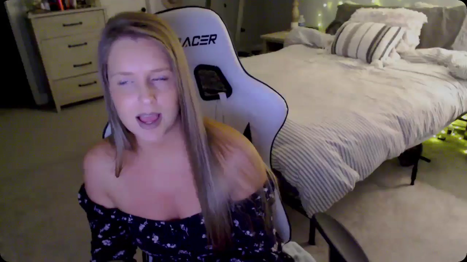 Gallery image thumbnail from Soybean92's myfreecams stream on, 11/29/2023, 18:42 image 16 of 20
