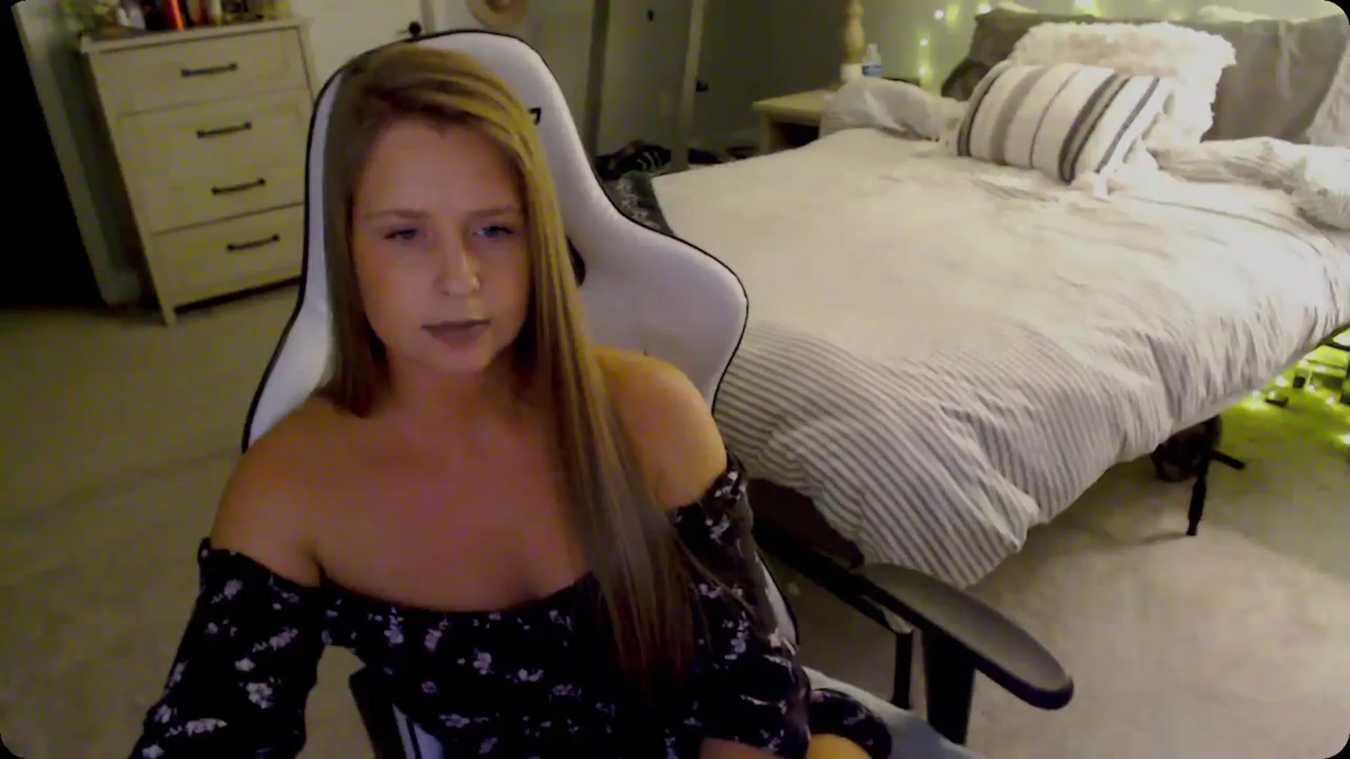 Gallery image thumbnail from Soybean92's myfreecams stream on, 11/29/2023, 18:42 image 18 of 20