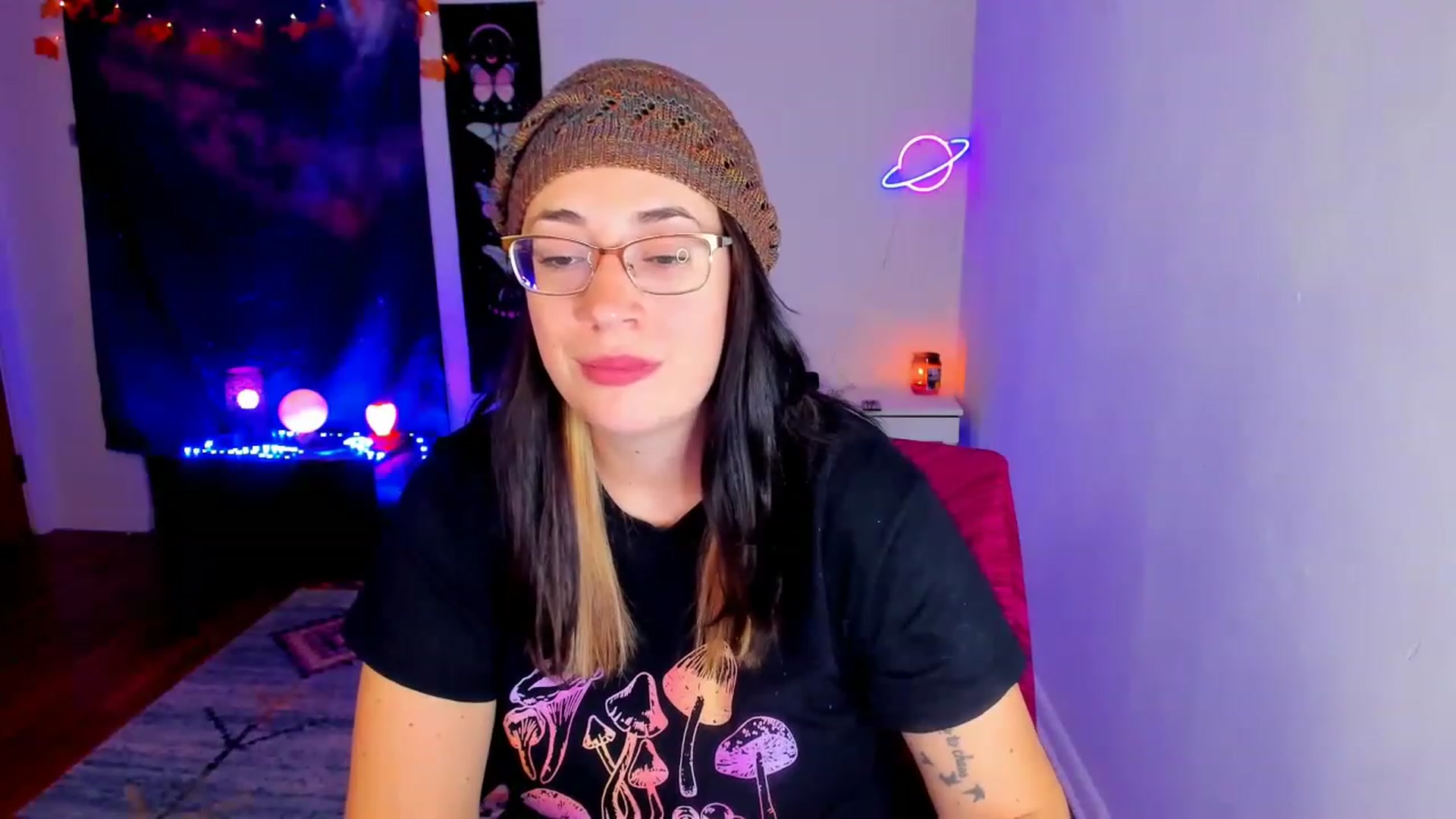 Gallery image thumbnail from SpaceBeexx's myfreecams stream on, 11/19/2022, 05:01 image 17 of 20