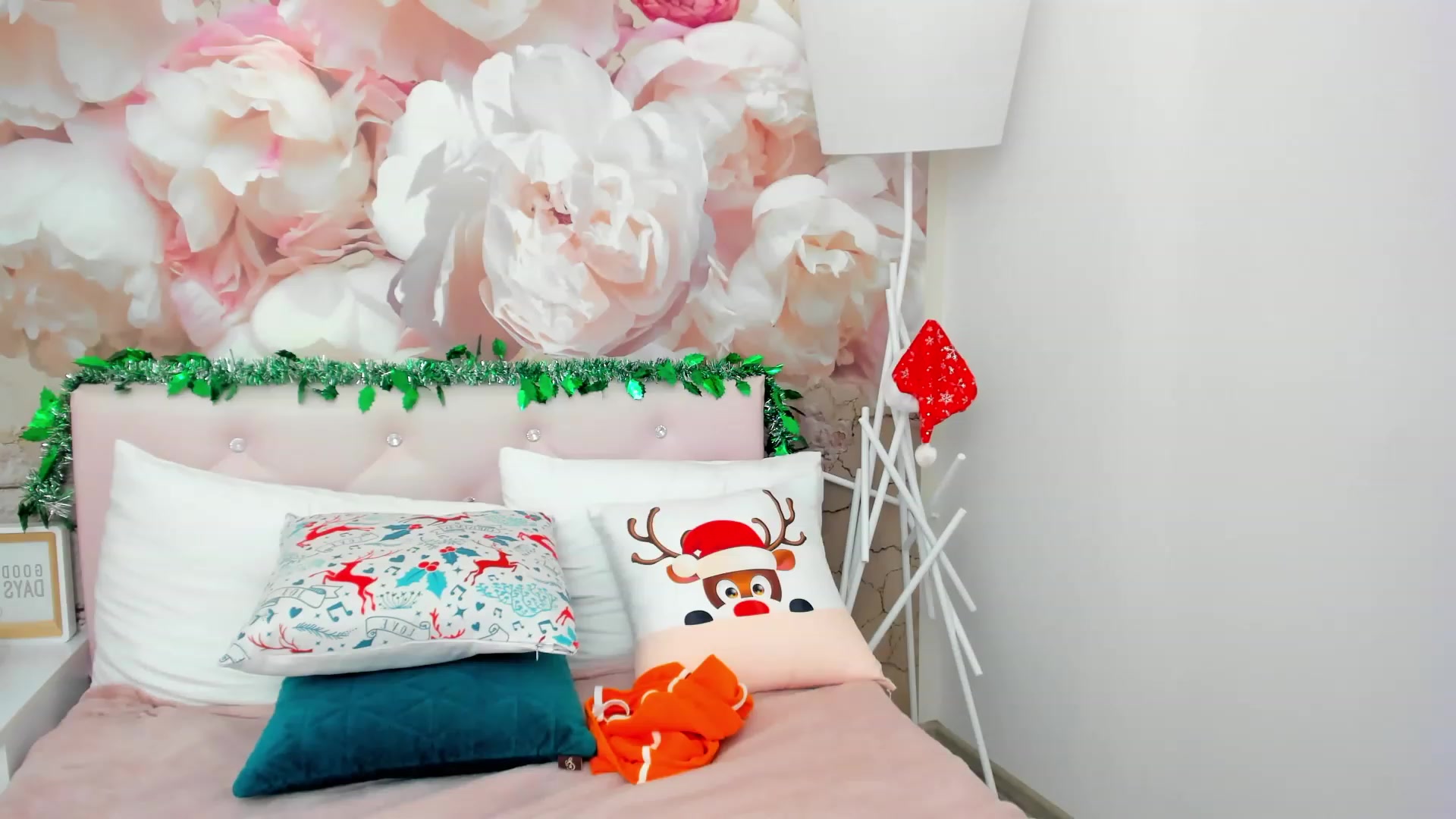 Gallery image thumbnail from SpaceLady's myfreecams stream on, 12/18/2022, 13:07 image 1 of 20