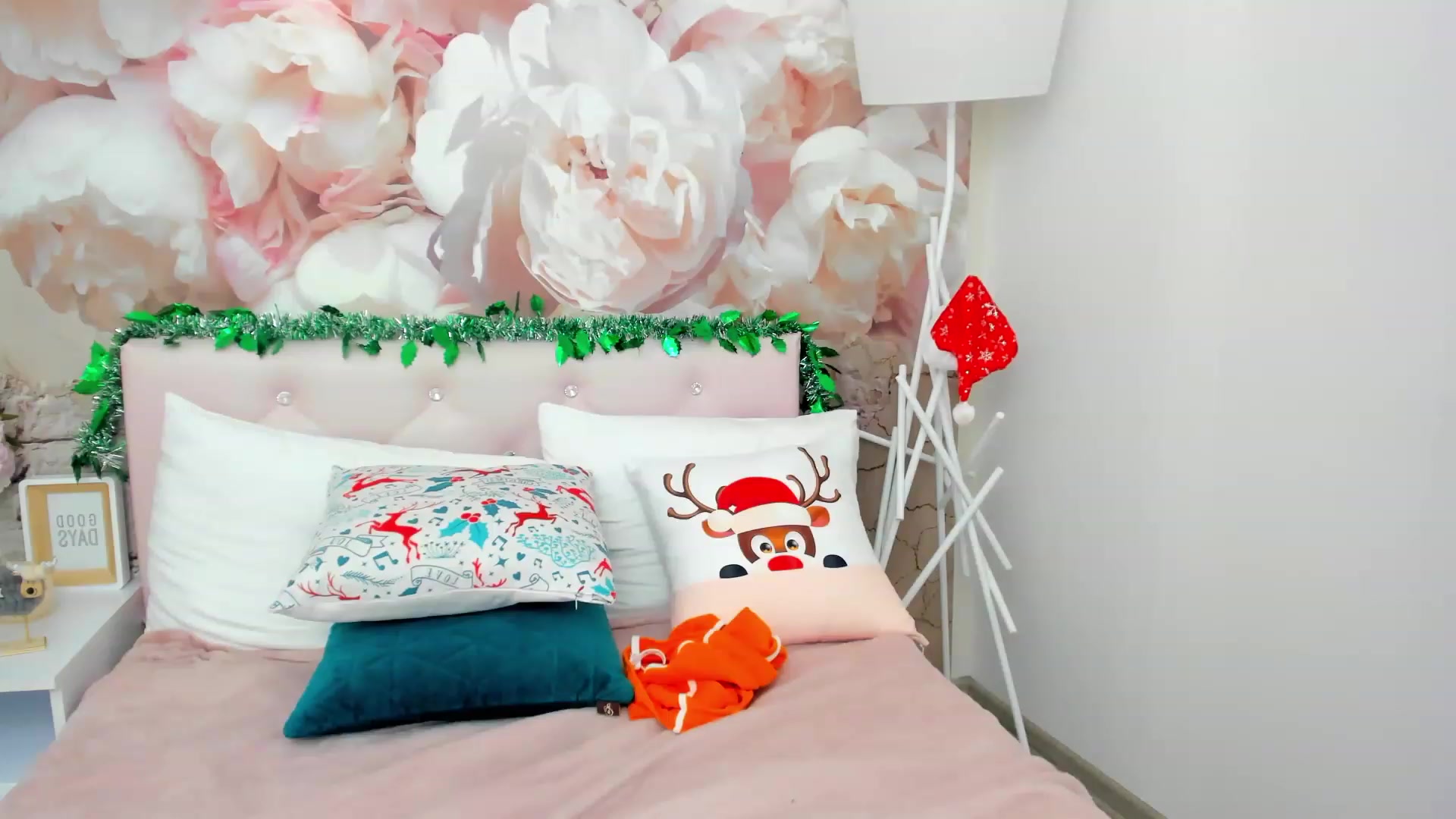 Gallery image thumbnail from SpaceLady's myfreecams stream on, 12/18/2022, 13:07 image 18 of 20