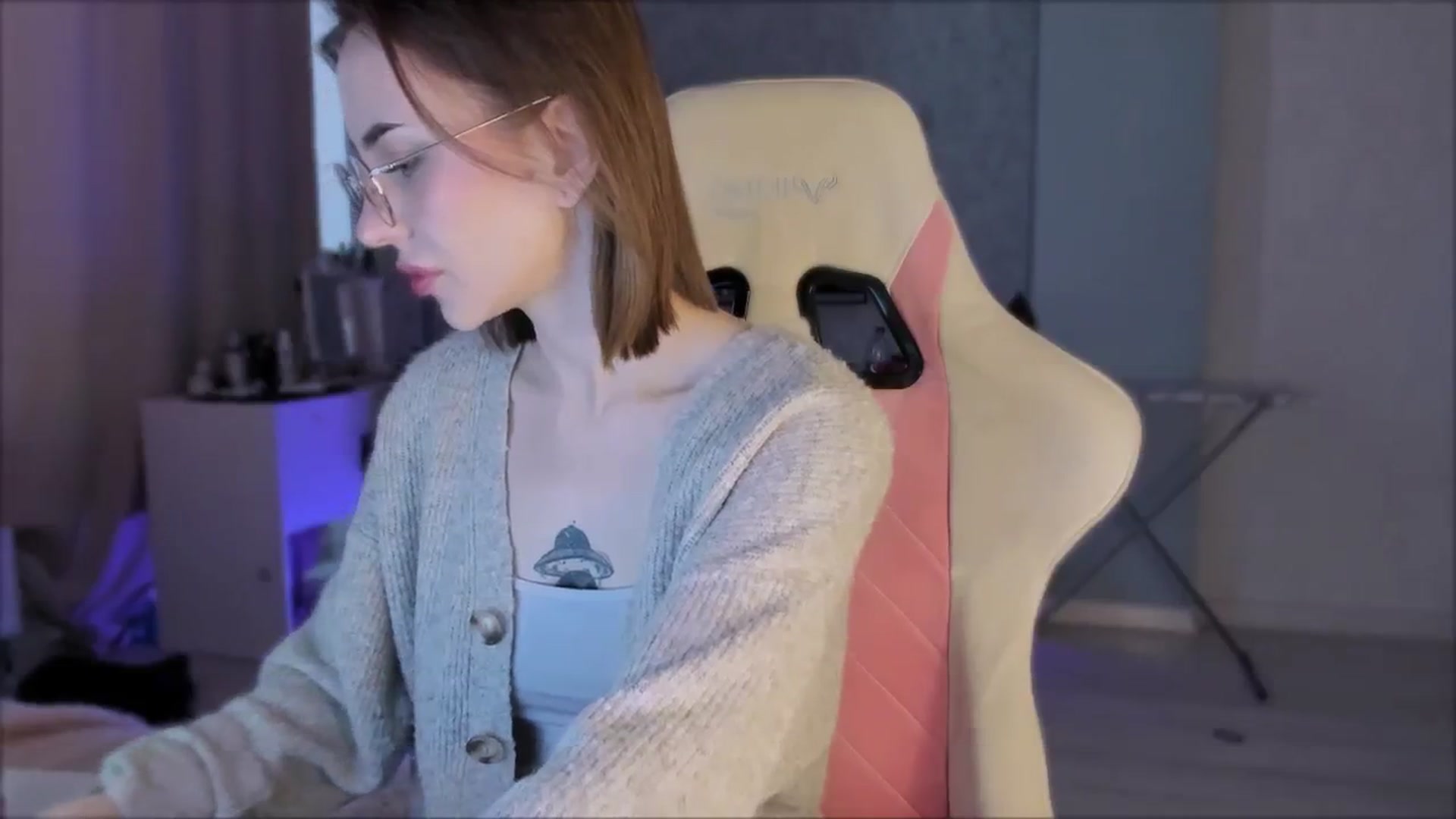 Gallery image thumbnail from Space_Eva's myfreecams stream on, 10/03/2023, 01:52 image 14 of 20