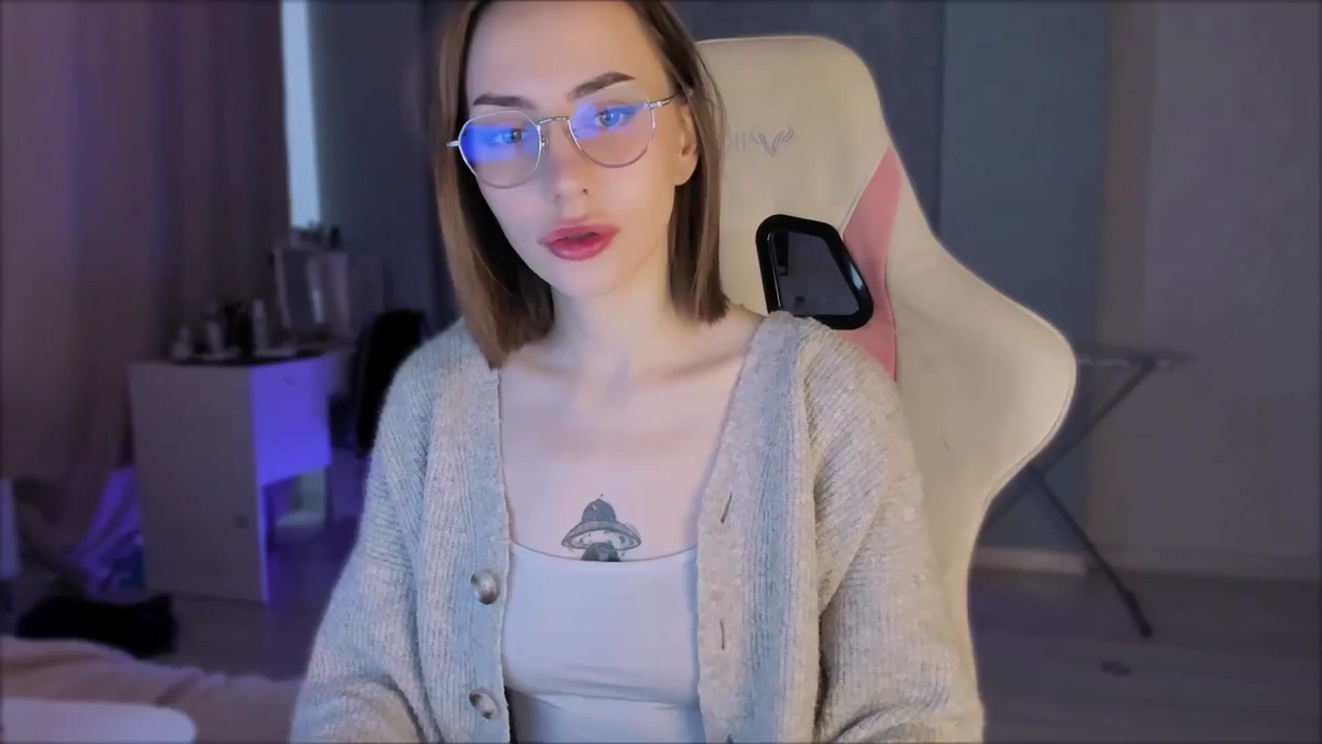 Gallery image thumbnail from Space_Eva's myfreecams stream on, 10/03/2023, 01:52 image 7 of 20