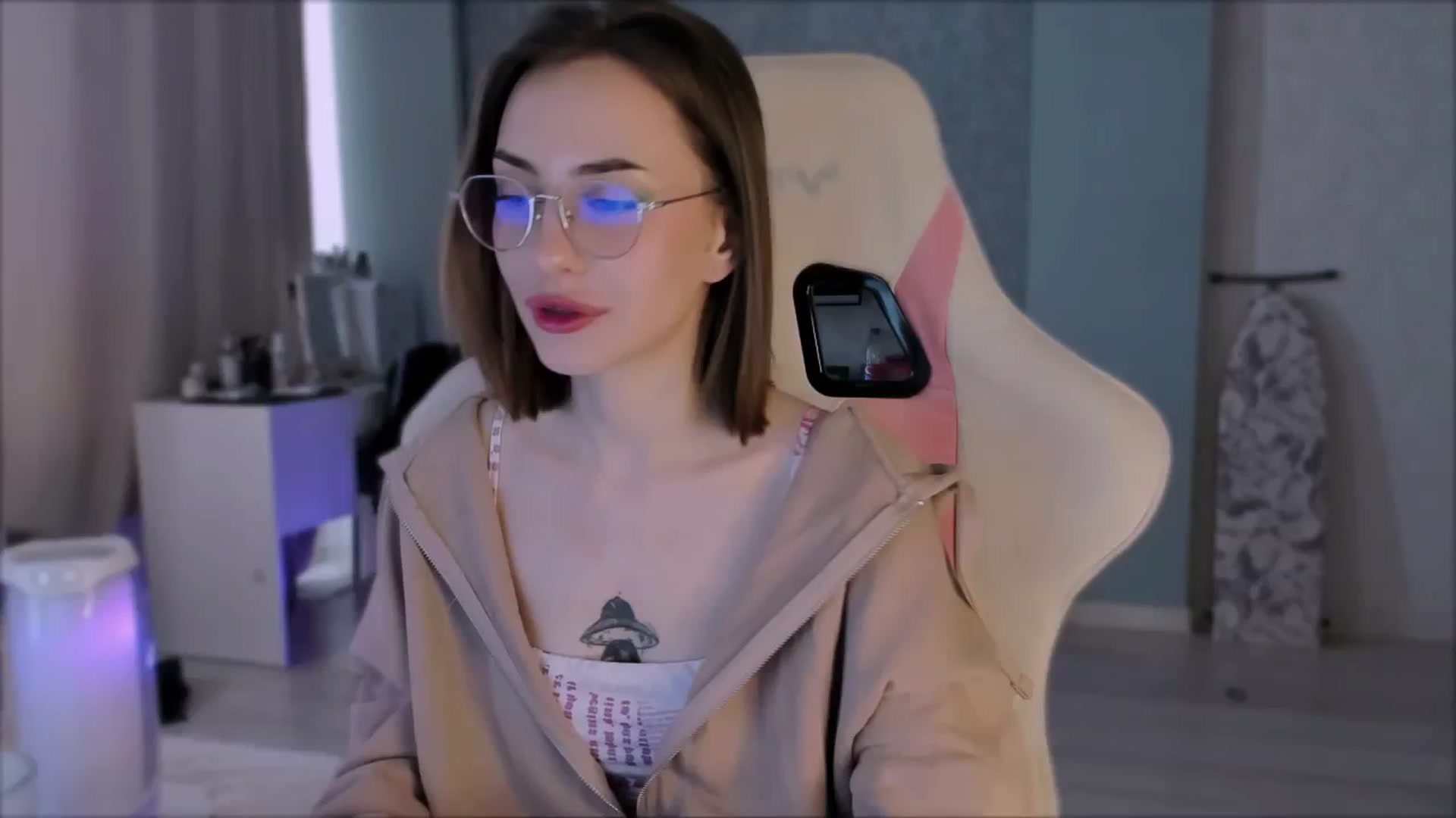 Gallery image thumbnail from Space_Eva's myfreecams stream on, 10/03/2023, 05:51 image 1 of 20