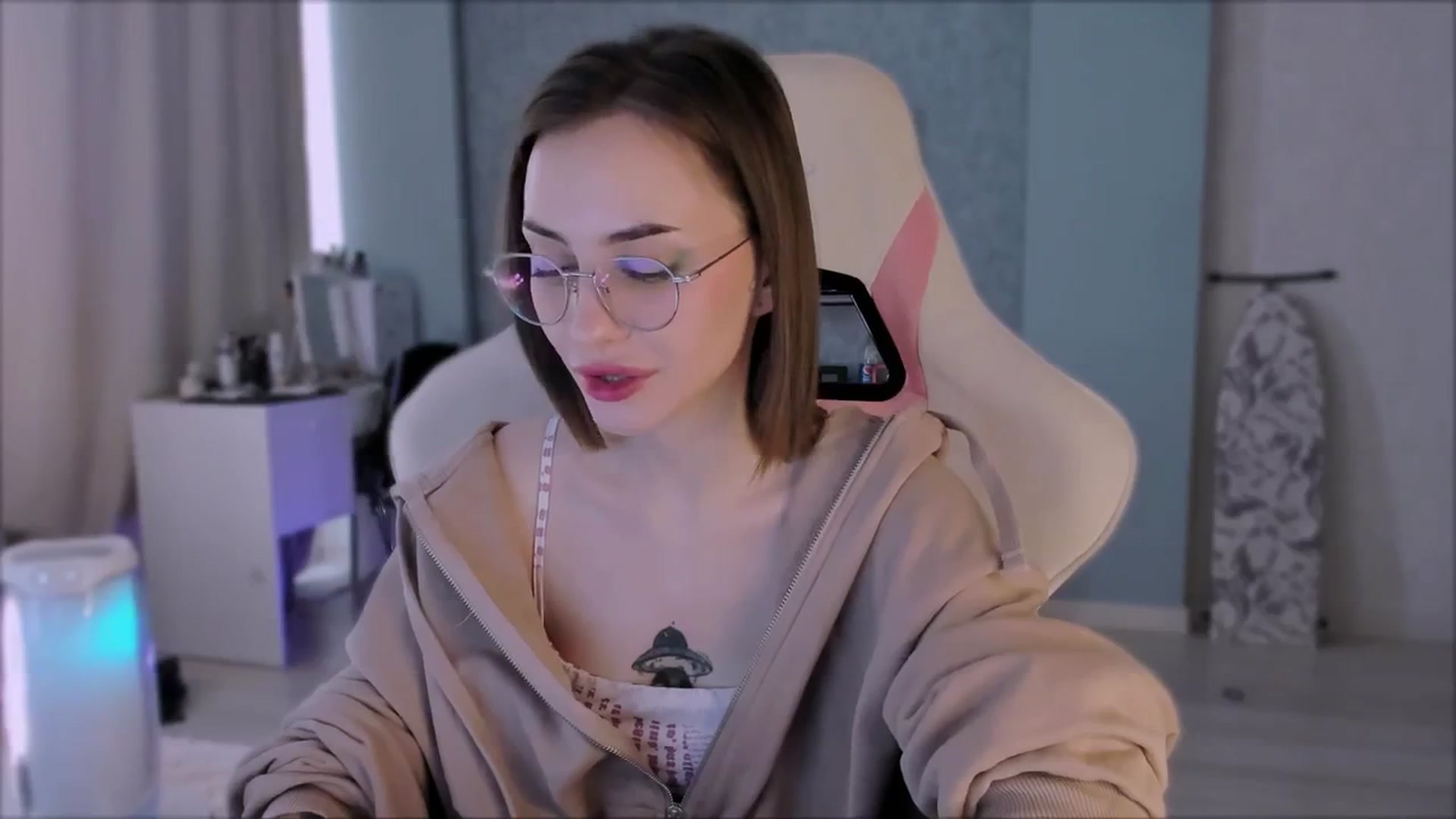 Gallery image thumbnail from Space_Eva's myfreecams stream on, 10/03/2023, 05:51 image 5 of 20