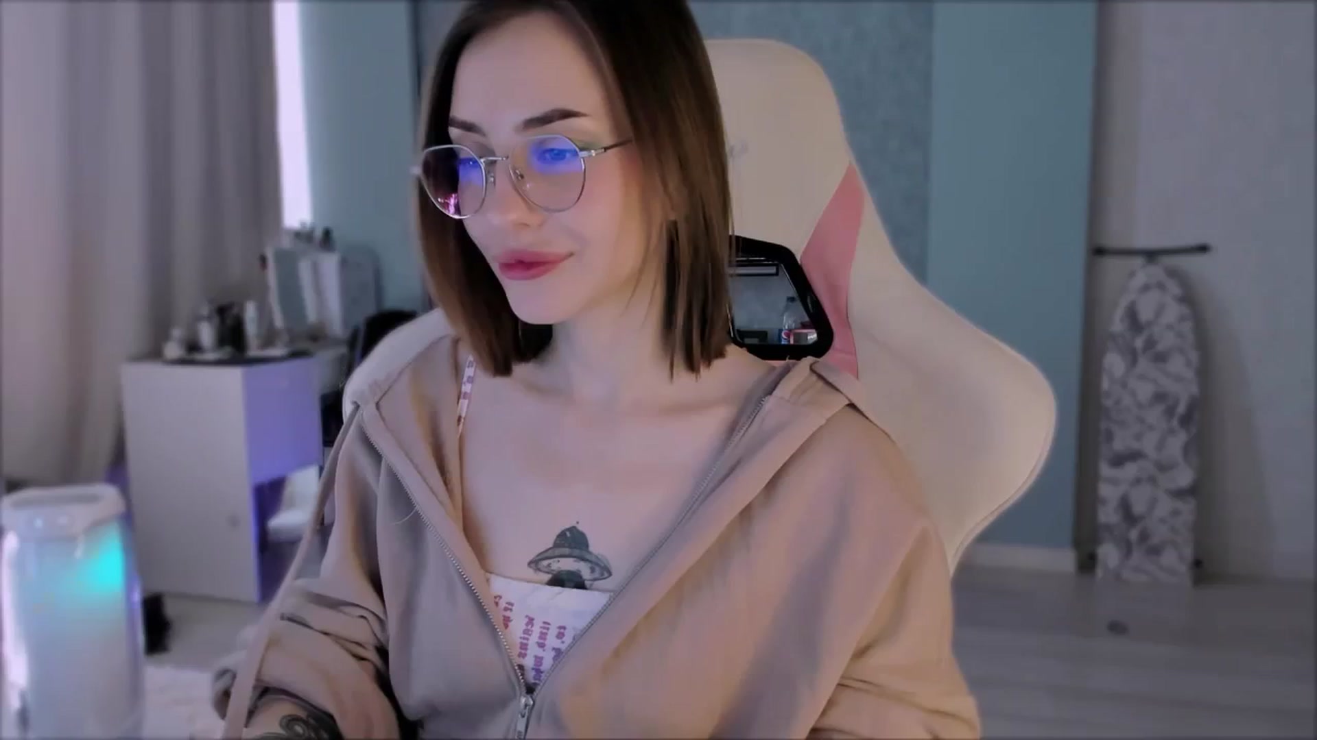 Gallery image thumbnail from Space_Eva's myfreecams stream on, 10/03/2023, 05:51 image 7 of 20
