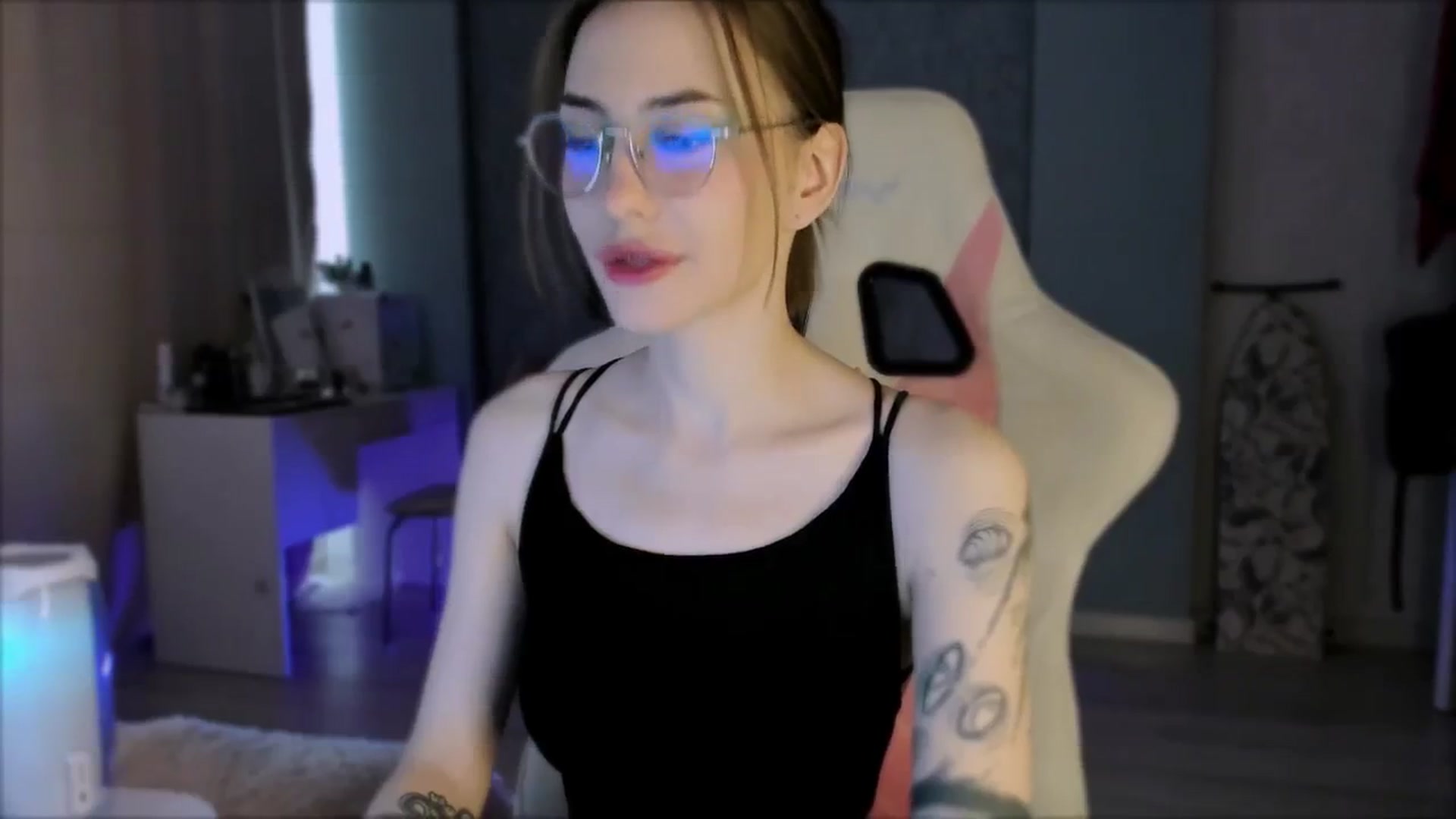 Gallery image thumbnail from Space_Eva's myfreecams stream on, 10/04/2023, 03:04 image 2 of 20