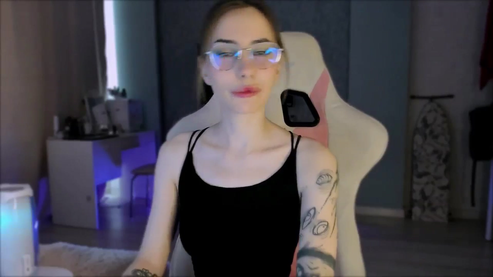 Gallery image thumbnail from Space_Eva's myfreecams stream on, 10/04/2023, 03:04 image 3 of 20