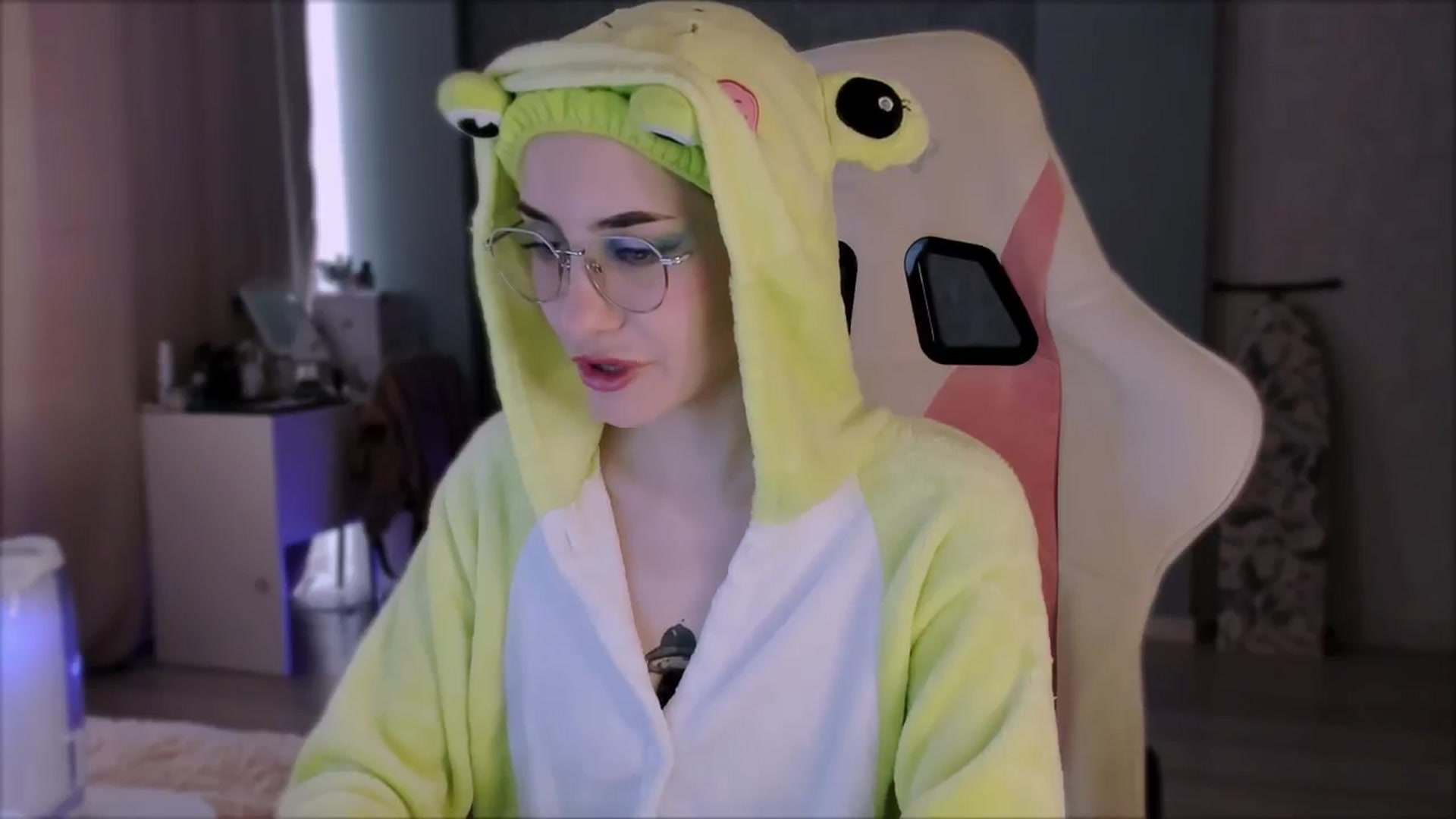 Gallery image thumbnail from Space_Eva's myfreecams stream on, 10/04/2023, 05:33 image 10 of 20