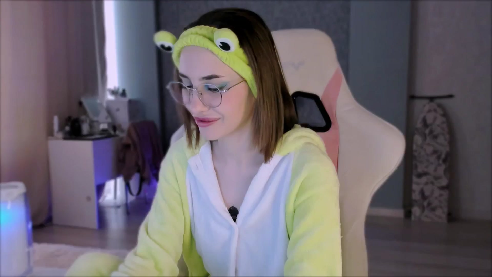 Gallery image thumbnail from Space_Eva's myfreecams stream on, 10/04/2023, 05:33 image 20 of 20
