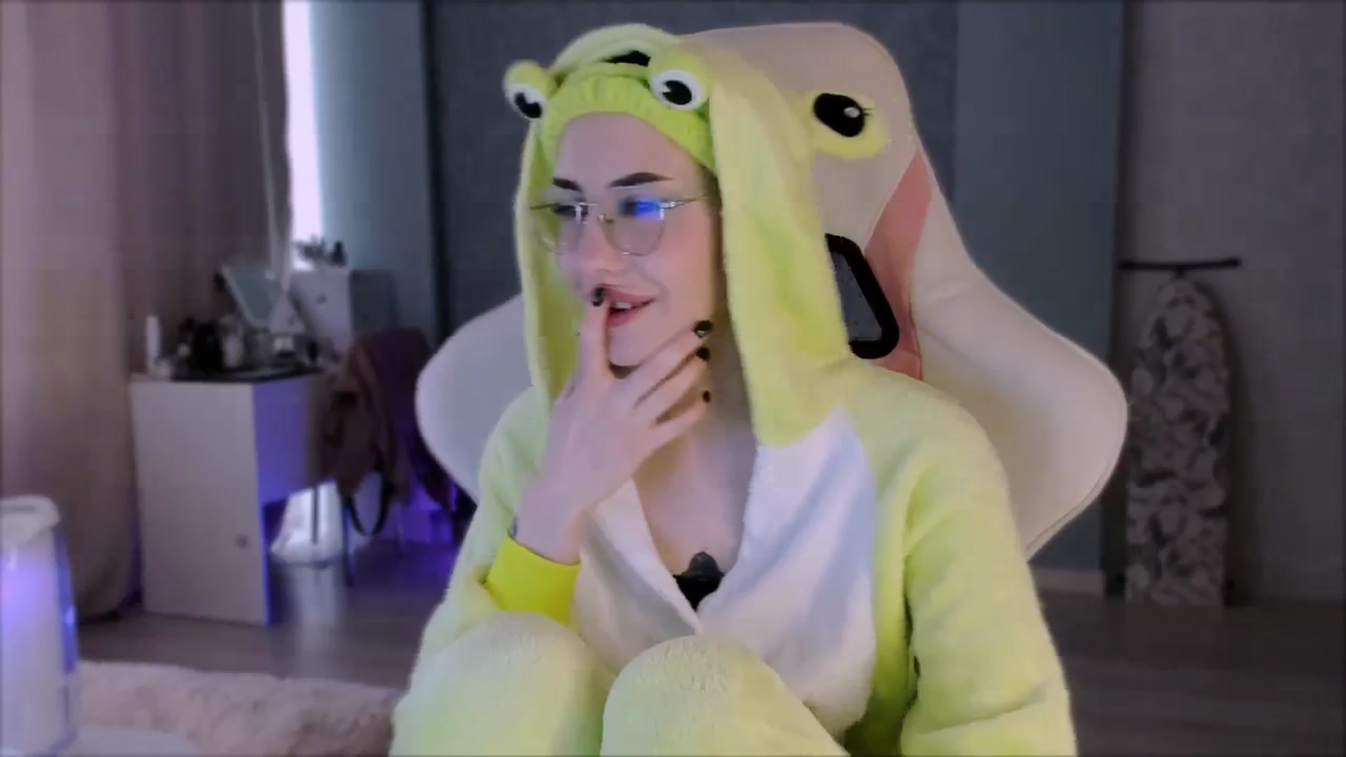 Gallery image thumbnail from Space_Eva's myfreecams stream on, 10/04/2023, 05:33 image 7 of 20