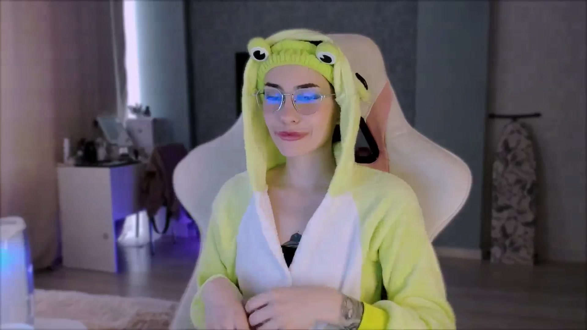 Gallery image thumbnail from Space_Eva's myfreecams stream on, 10/04/2023, 05:33 image 13 of 20