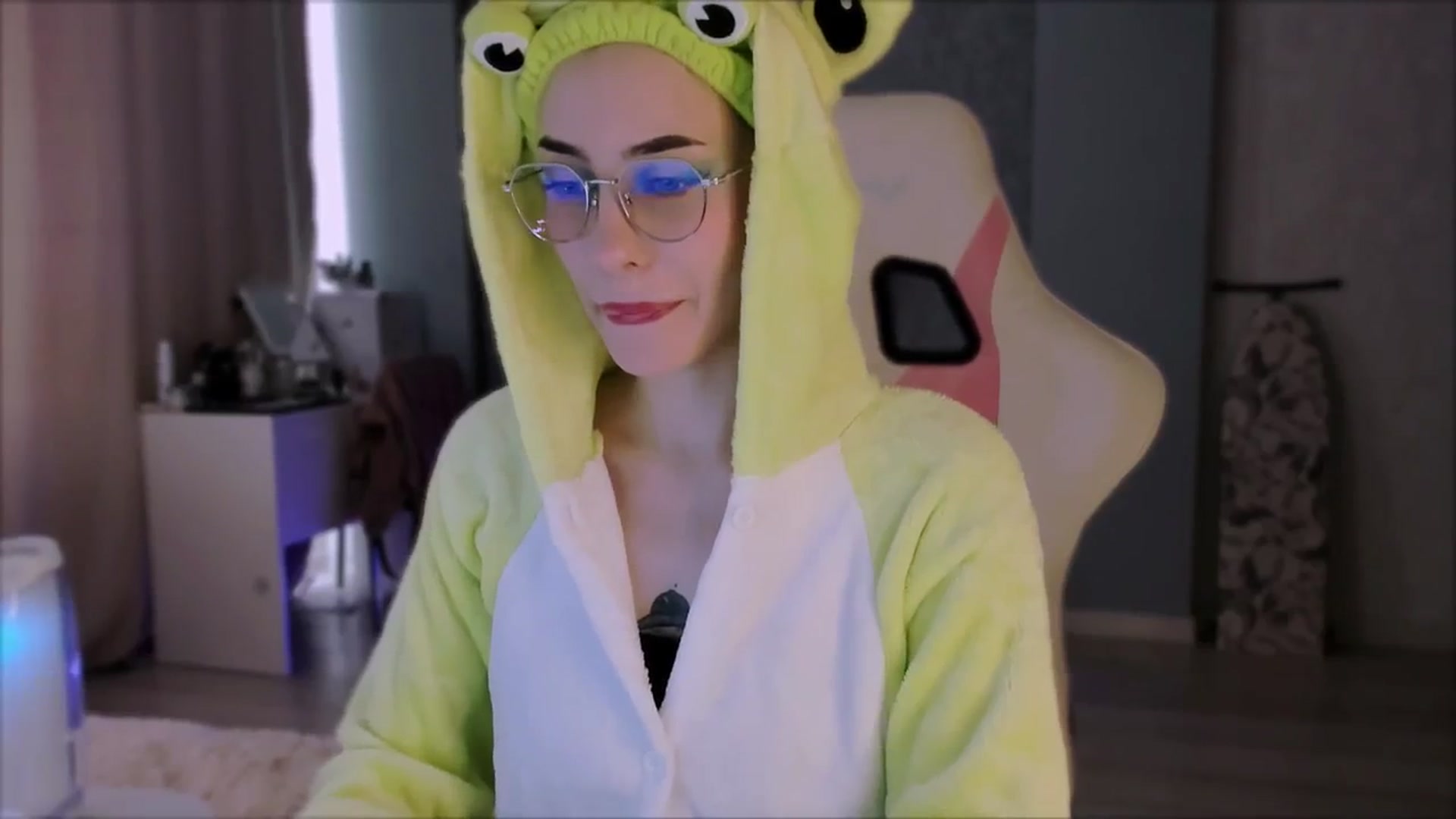 Gallery image thumbnail from Space_Eva's myfreecams stream on, 10/04/2023, 05:33 image 6 of 20