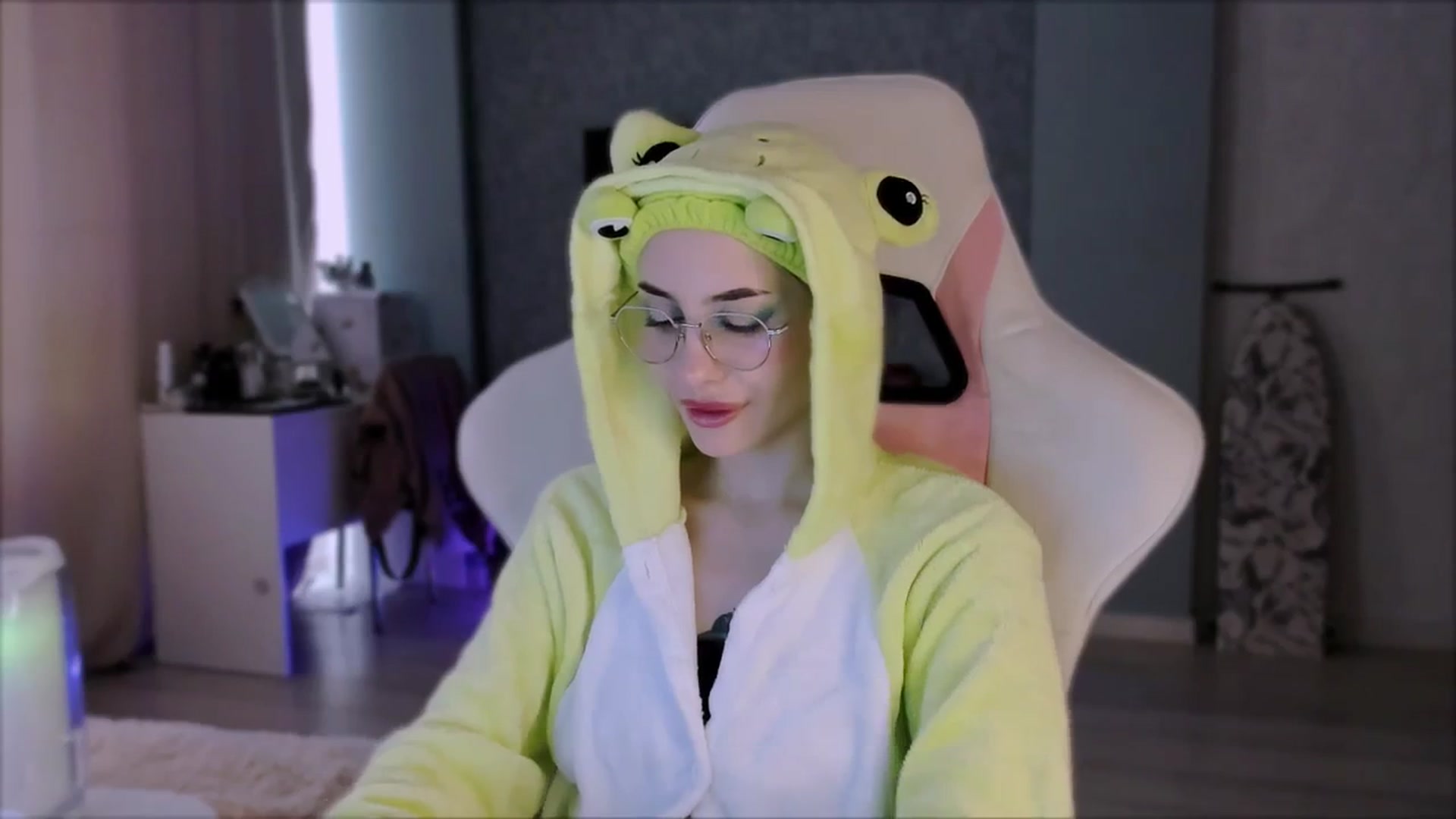 Gallery image thumbnail from Space_Eva's myfreecams stream on, 10/04/2023, 05:33 image 12 of 20