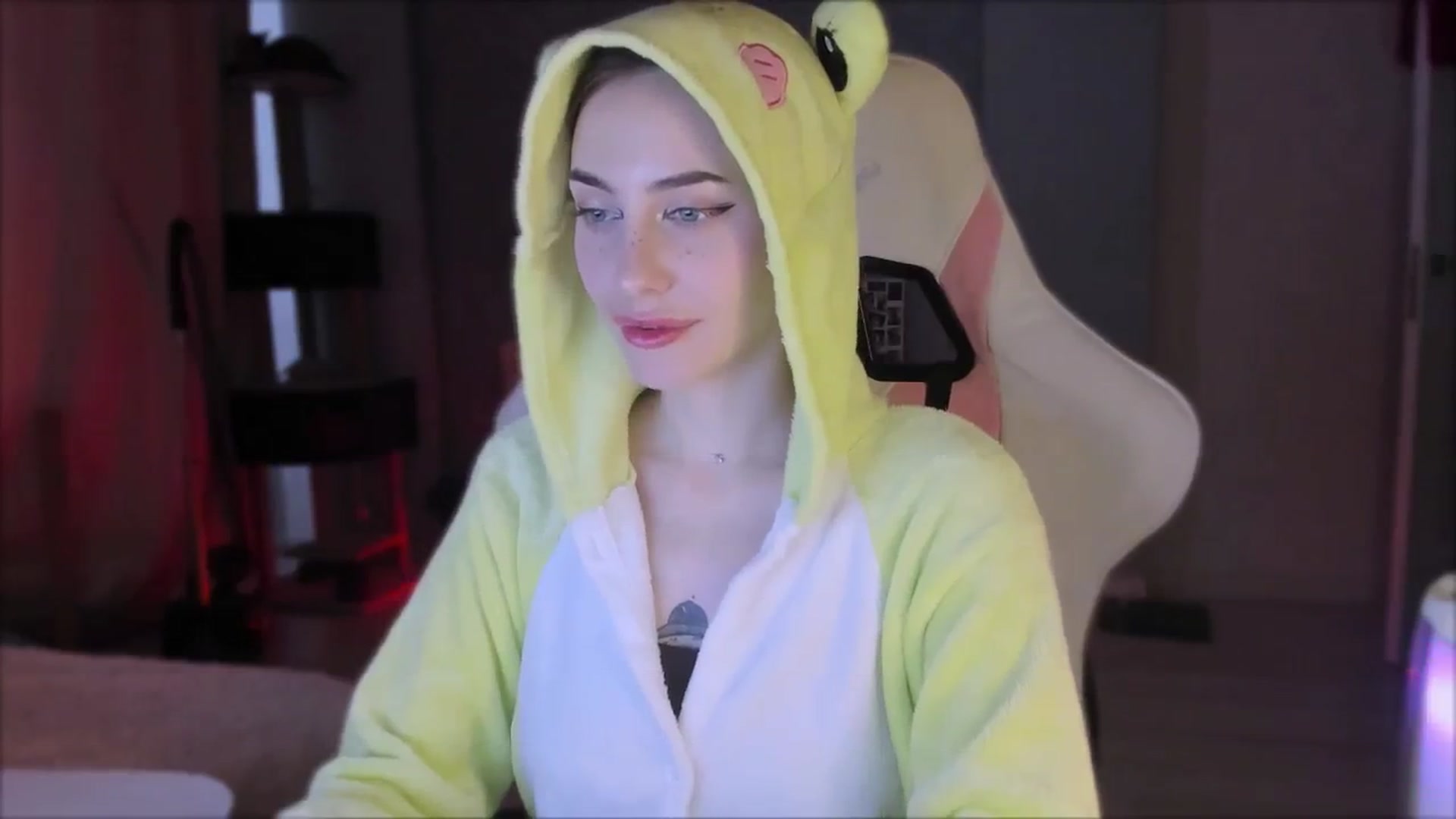 Gallery image thumbnail from Space_Eva's myfreecams stream on, 10/17/2023, 05:20 image 17 of 20