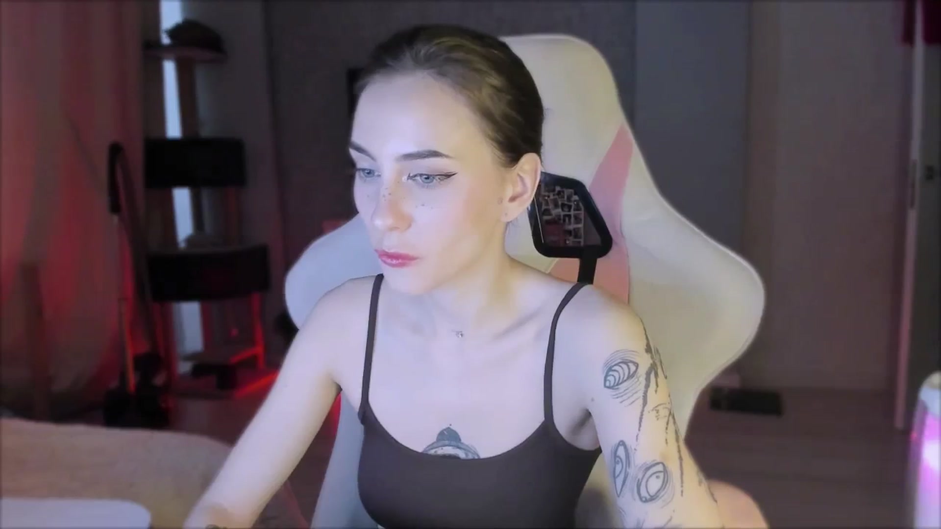 Gallery image thumbnail from Space_Eva's myfreecams stream on, 10/17/2023, 05:20 image 3 of 20
